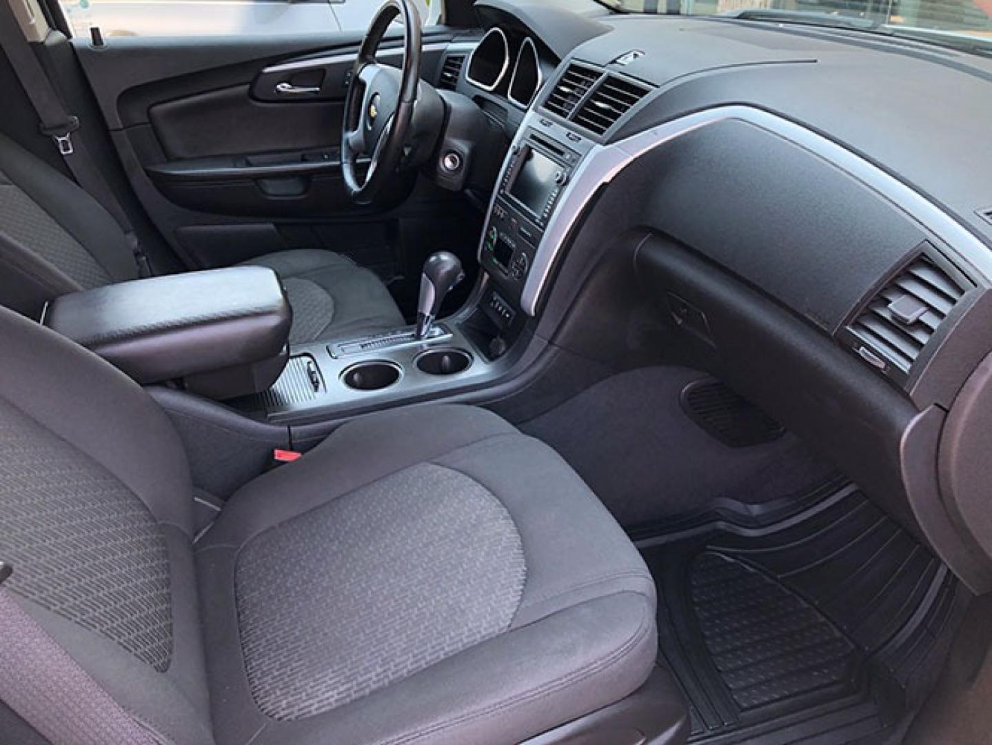 2010 Chevrolet Traverse LT1 FWD (1GNLRFED5AS) with an 3.6L V6 DOHC 24V engine, 6-Speed Automatic transmission, located at 7710 Tara Blvd, Jonesboro, GA, 30236, (678) 450-1000, 33.544365, -84.367821 - Photo#12