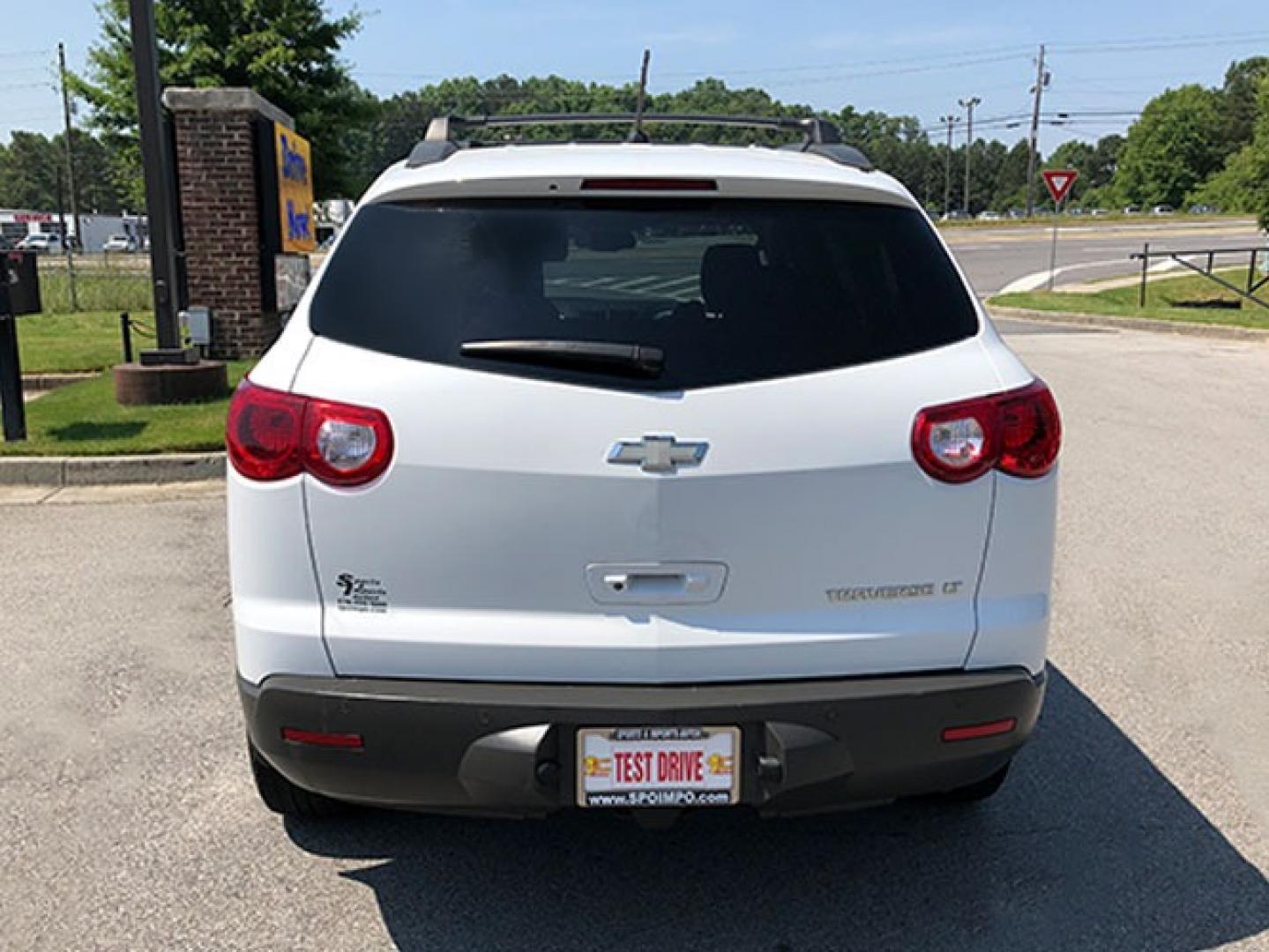 2010 Chevrolet Traverse LT1 FWD (1GNLRFED5AS) with an 3.6L V6 DOHC 24V engine, 6-Speed Automatic transmission, located at 7710 Tara Blvd, Jonesboro, GA, 30236, (678) 450-1000, 33.544365, -84.367821 - Photo#5