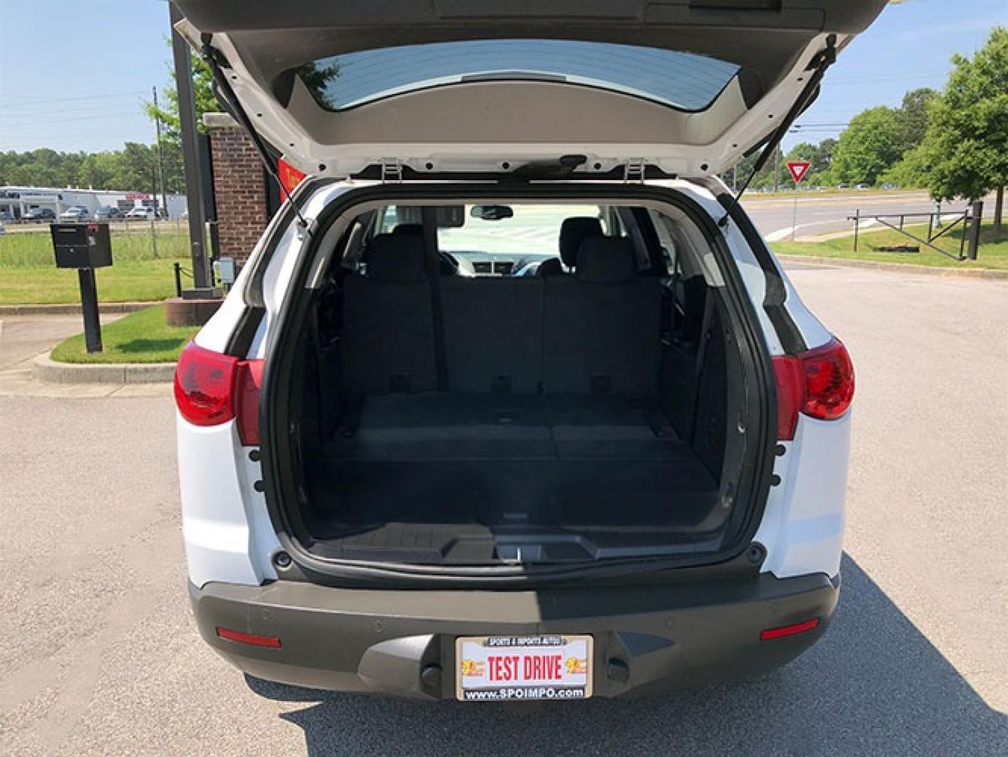 2010 Chevrolet Traverse LT1 FWD (1GNLRFED5AS) with an 3.6L V6 DOHC 24V engine, 6-Speed Automatic transmission, located at 7710 Tara Blvd, Jonesboro, GA, 30236, (678) 450-1000, 33.544365, -84.367821 - Photo#6