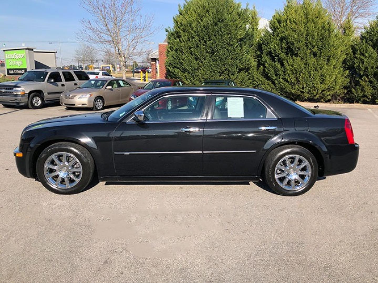 2010 Chrysler 300 C HEMI RWD (2C3CA6CT2AH) with an 5.7L V8 OHV 16V engine, 5-Speed Automatic transmission, located at 7710 Tara Blvd, Jonesboro, GA, 30236, (678) 450-1000, 33.544365, -84.367821 - Photo#3