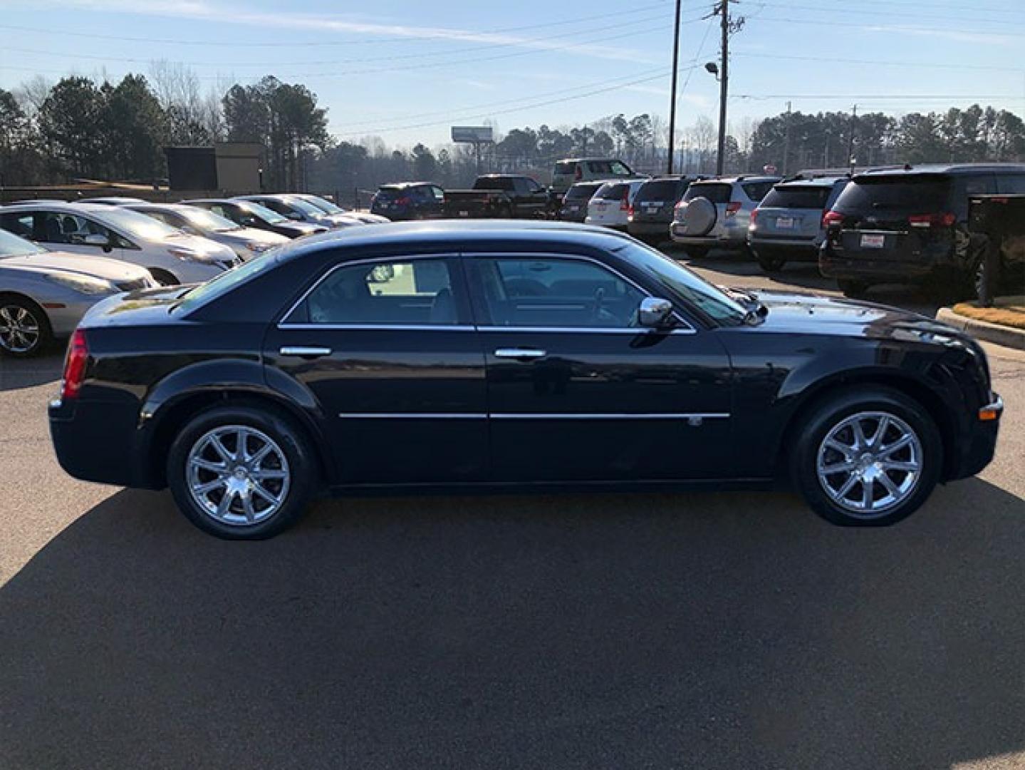 2010 Chrysler 300 C HEMI RWD (2C3CA6CT2AH) with an 5.7L V8 OHV 16V engine, 5-Speed Automatic transmission, located at 7710 Tara Blvd, Jonesboro, GA, 30236, (678) 450-1000, 33.544365, -84.367821 - Photo#7