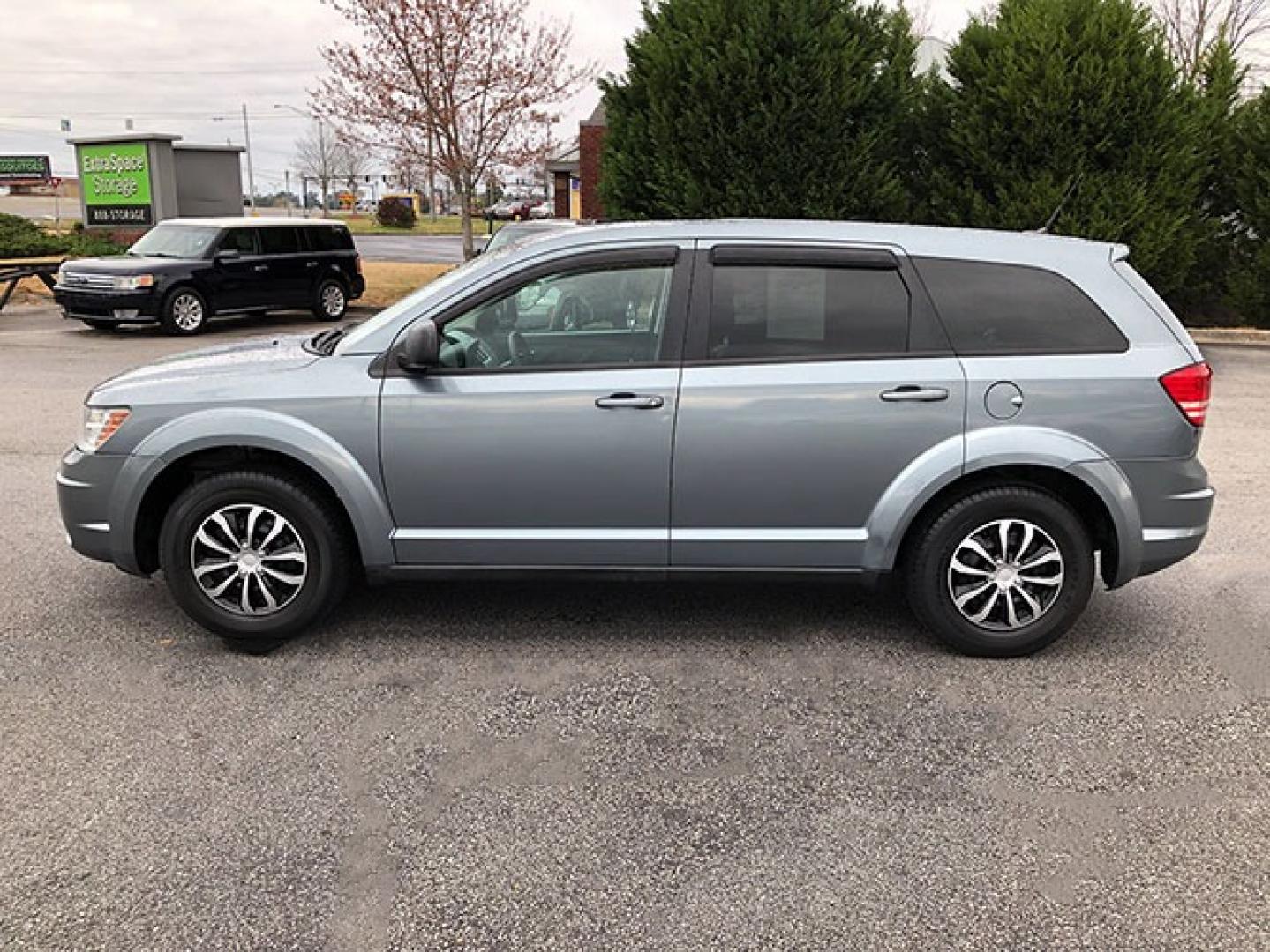 2010 Dodge Journey SE (3D4PG4FB6AT) with an 2.4L L4 DOHC 16V engine, 4-Speed Automatic transmission, located at 620 Jesse Jewell Pkwy, Gainesville, GA, 30501, (678) 450-1000, 34.305923, -83.809784 - Photo#2