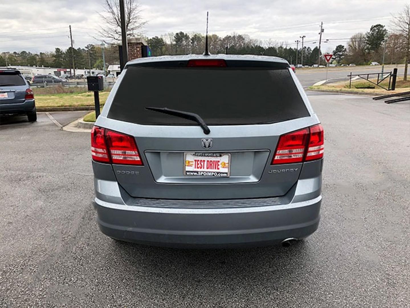 2010 Dodge Journey SE (3D4PG4FB6AT) with an 2.4L L4 DOHC 16V engine, 4-Speed Automatic transmission, located at 620 Jesse Jewell Pkwy, Gainesville, GA, 30501, (678) 450-1000, 34.305923, -83.809784 - Photo#4