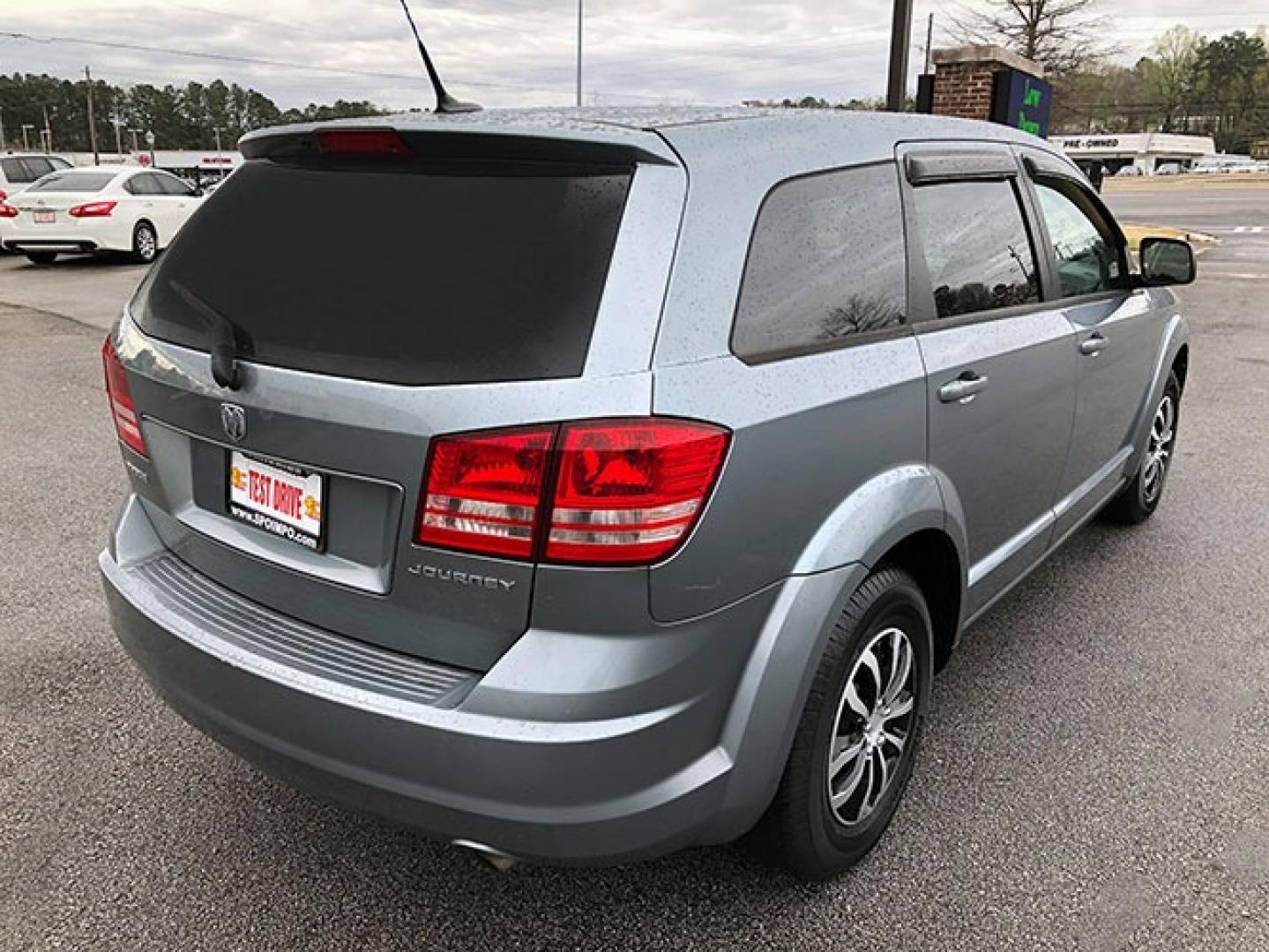 2010 Dodge Journey SE (3D4PG4FB6AT) with an 2.4L L4 DOHC 16V engine, 4-Speed Automatic transmission, located at 620 Jesse Jewell Pkwy, Gainesville, GA, 30501, (678) 450-1000, 34.305923, -83.809784 - Photo#5