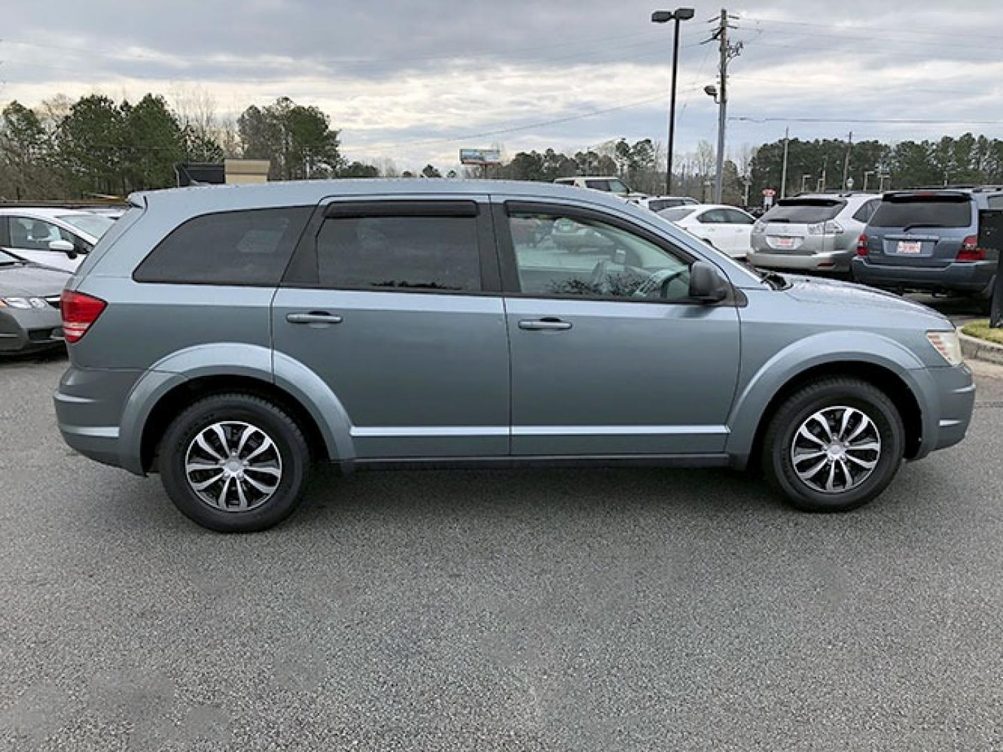 2010 Dodge Journey SE (3D4PG4FB6AT) with an 2.4L L4 DOHC 16V engine, 4-Speed Automatic transmission, located at 620 Jesse Jewell Pkwy, Gainesville, GA, 30501, (678) 450-1000, 34.305923, -83.809784 - Photo#6