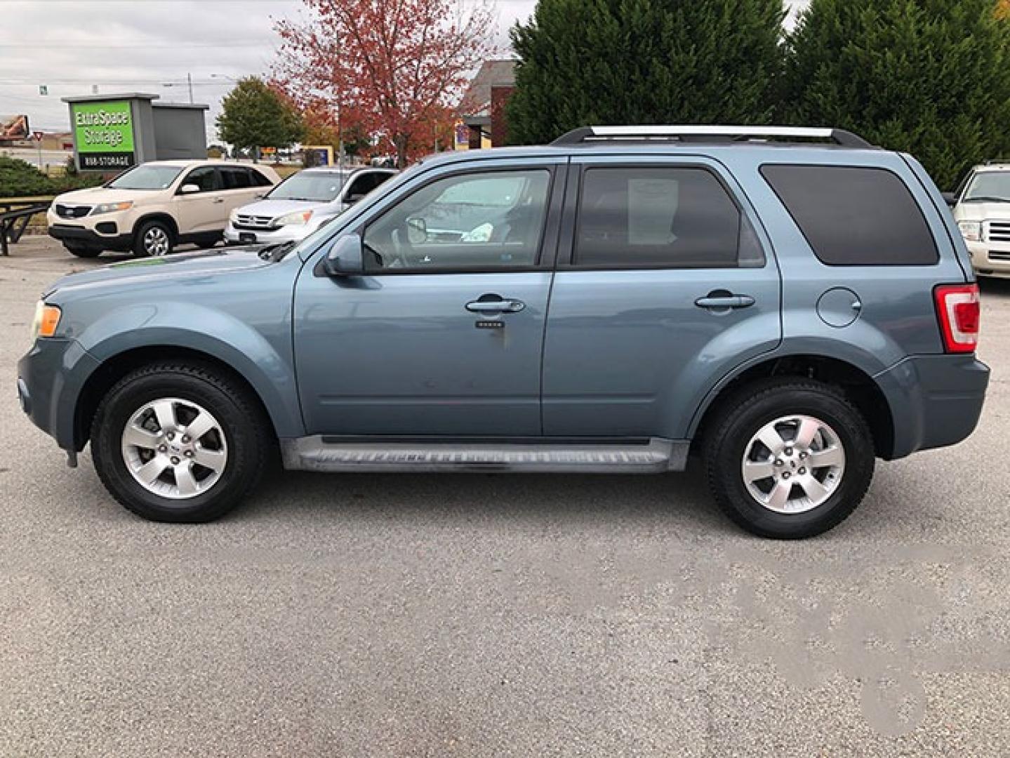 2010 Ford Escape Limited FWD (1FMCU0EG6AK) with an 3.0L V6 DOHC 24V engine, 6-Speed Automatic transmission, located at 7710 Tara Blvd, Jonesboro, GA, 30236, (678) 450-1000, 33.544365, -84.367821 - Photo#3