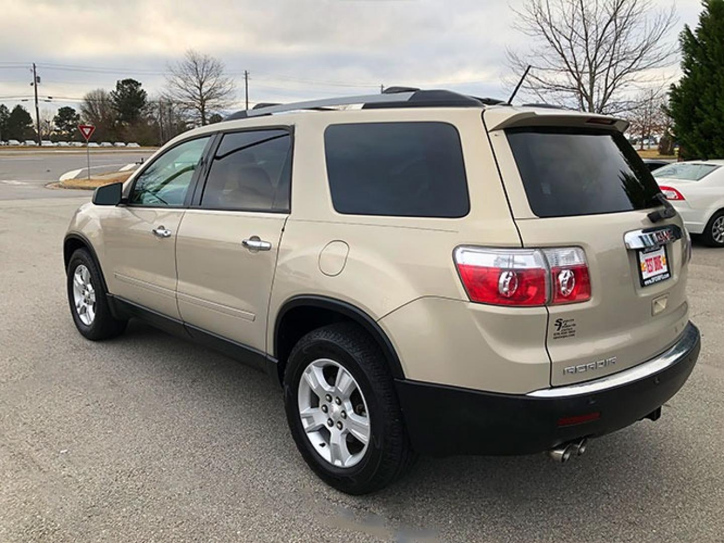 2010 GMC Acadia SLE AWD (1GKLRLED5AJ) with an 3.6L V6 DOHC 24V engine, 6-Speed Automatic Overdrive transmission, located at 7710 Tara Blvd, Jonesboro, GA, 30236, (678) 450-1000, 33.544365, -84.367821 - Photo#4