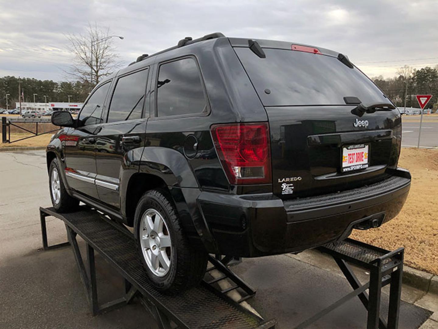 2010 Jeep Grand Cherokee Laredo 2WD (1J4PS4GK2AC) with an 3.7L V6 SOHC 12V engine, 5-Speed Automatic transmission, located at 620 Jesse Jewell Pkwy, Gainesville, GA, 30501, (678) 450-1000, 34.305923, -83.809784 - Photo#4