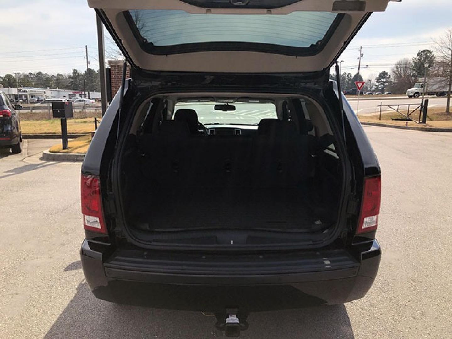 2010 Jeep Grand Cherokee Laredo 4WD (1J4PR4GK1AC) with an 3.7L V6 SOHC 12V engine, 5-Speed Automatic transmission, located at 7710 Tara Blvd, Jonesboro, GA, 30236, (678) 450-1000, 33.544365, -84.367821 - Photo#5