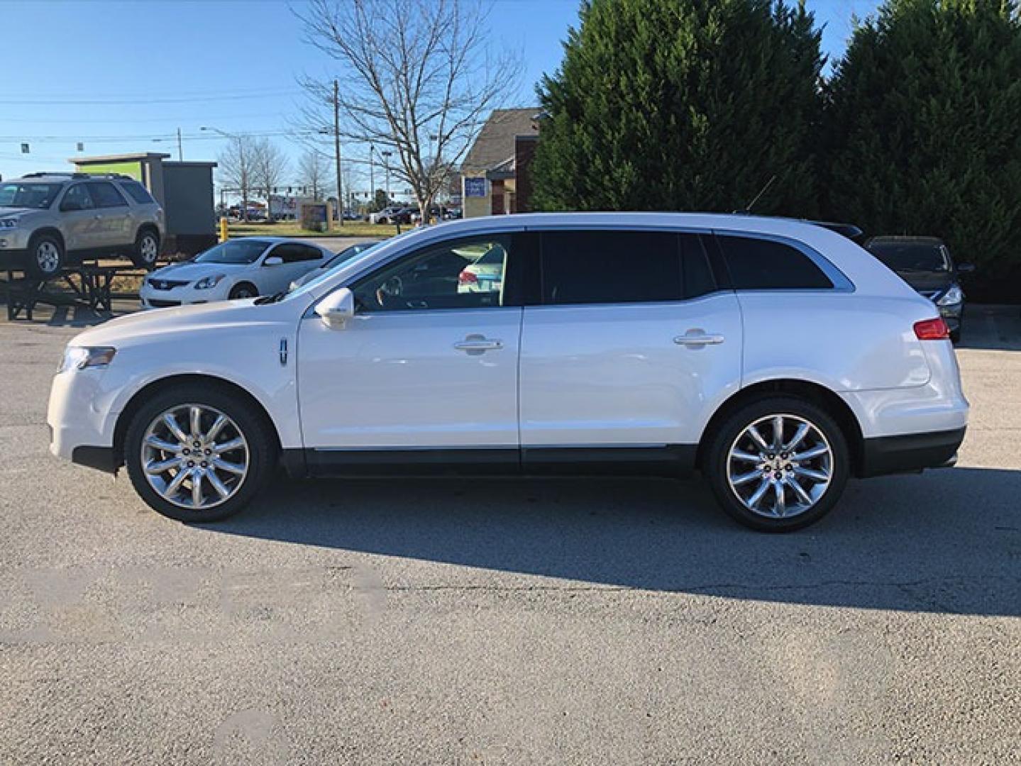 2010 Lincoln MKT FWD with an 3.7L V6 DOHC 24V engine, 6-Speed Automatic transmission, located at 6121 Memorial Drive, Stone Mountain, GA, 30083, (678) 450-1000, 33.804111, -84.191185 - Photo#3