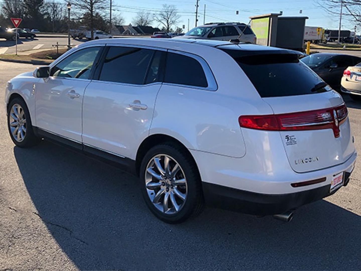 2010 Lincoln MKT FWD with an 3.7L V6 DOHC 24V engine, 6-Speed Automatic transmission, located at 6121 Memorial Drive, Stone Mountain, GA, 30083, (678) 450-1000, 33.804111, -84.191185 - Photo#4