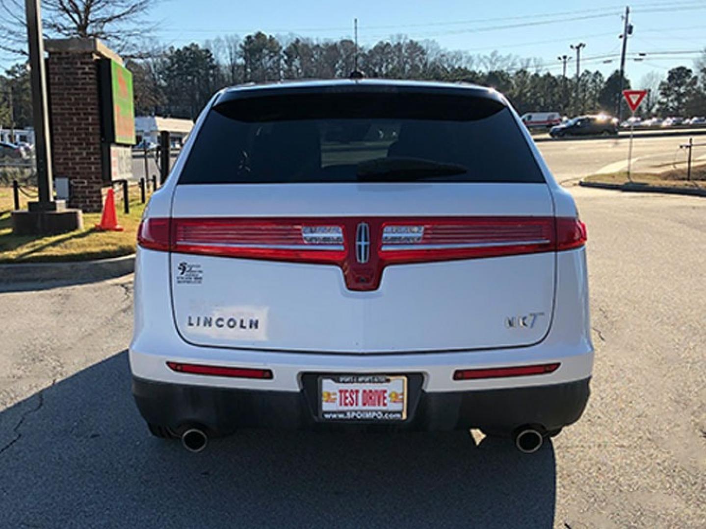 2010 Lincoln MKT FWD with an 3.7L V6 DOHC 24V engine, 6-Speed Automatic transmission, located at 6121 Memorial Drive, Stone Mountain, GA, 30083, (678) 450-1000, 33.804111, -84.191185 - Photo#5