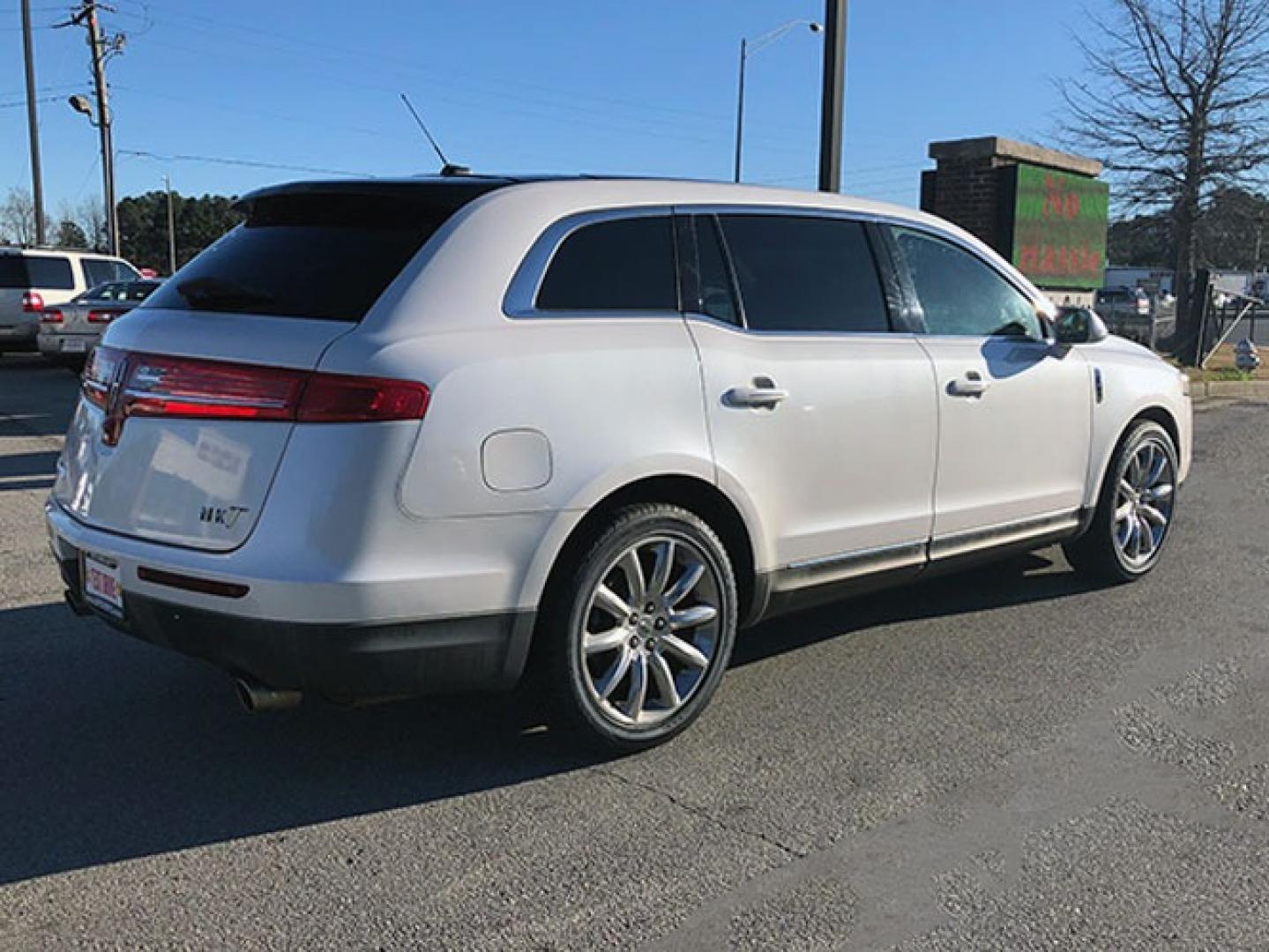 2010 Lincoln MKT FWD with an 3.7L V6 DOHC 24V engine, 6-Speed Automatic transmission, located at 6121 Memorial Drive, Stone Mountain, GA, 30083, (678) 450-1000, 33.804111, -84.191185 - Photo#6