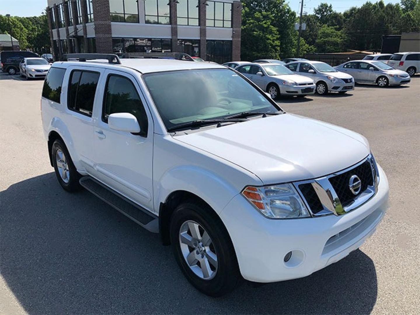 2010 Nissan Pathfinder LE 2WD (5N1AR1NN0AC) with an 4.0L V6 DOHC 24V engine, 5-Speed Automatic transmission, located at 620 Jesse Jewell Pkwy, Gainesville, GA, 30501, (678) 450-1000, 34.305923, -83.809784 - Photo#0