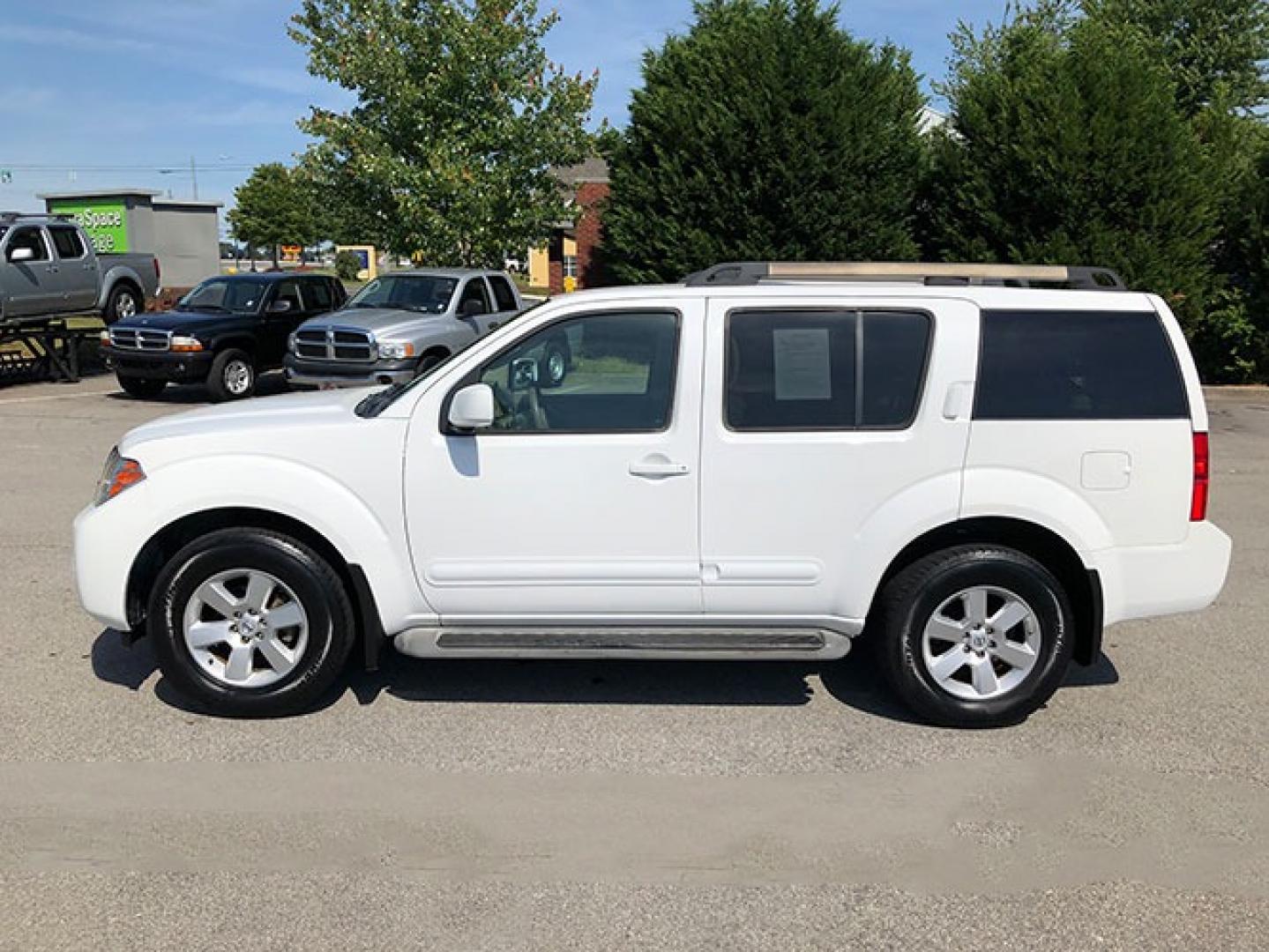 2010 Nissan Pathfinder LE 2WD (5N1AR1NN0AC) with an 4.0L V6 DOHC 24V engine, 5-Speed Automatic transmission, located at 620 Jesse Jewell Pkwy, Gainesville, GA, 30501, (678) 450-1000, 34.305923, -83.809784 - Photo#3