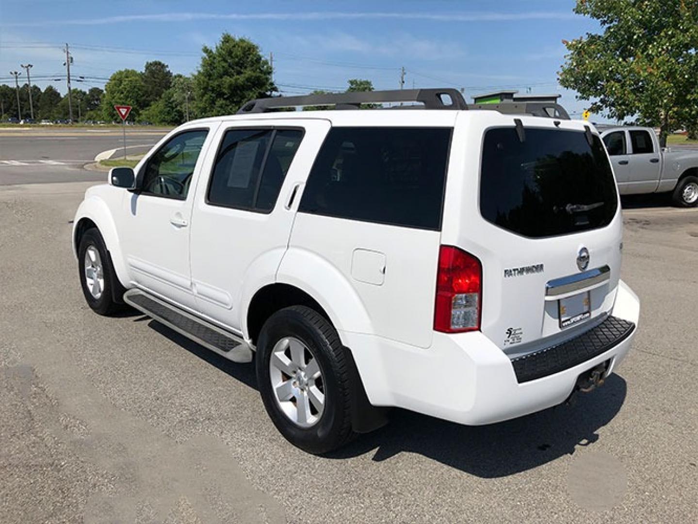 2010 Nissan Pathfinder LE 2WD (5N1AR1NN0AC) with an 4.0L V6 DOHC 24V engine, 5-Speed Automatic transmission, located at 620 Jesse Jewell Pkwy, Gainesville, GA, 30501, (678) 450-1000, 34.305923, -83.809784 - Photo#4