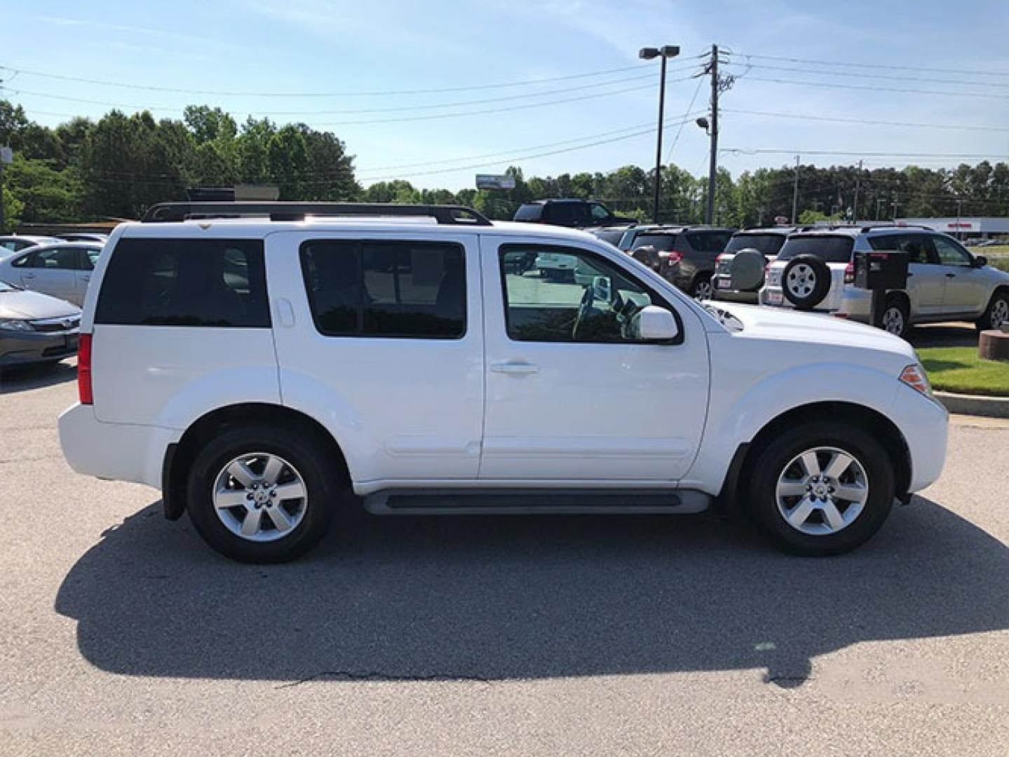 2010 Nissan Pathfinder LE 2WD (5N1AR1NN0AC) with an 4.0L V6 DOHC 24V engine, 5-Speed Automatic transmission, located at 620 Jesse Jewell Pkwy, Gainesville, GA, 30501, (678) 450-1000, 34.305923, -83.809784 - Photo#7