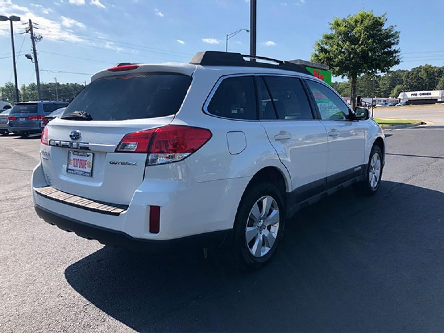 2010 Subaru Outback 2.5i Premium (4S4BRCGC9A3) with an 2.5L H4 DOHC 16V engine, Continuously Variable Transmisson transmission, located at 620 Jesse Jewell Pkwy, Gainesville, GA, 30501, (678) 450-1000, 34.305923, -83.809784 - Photo#5