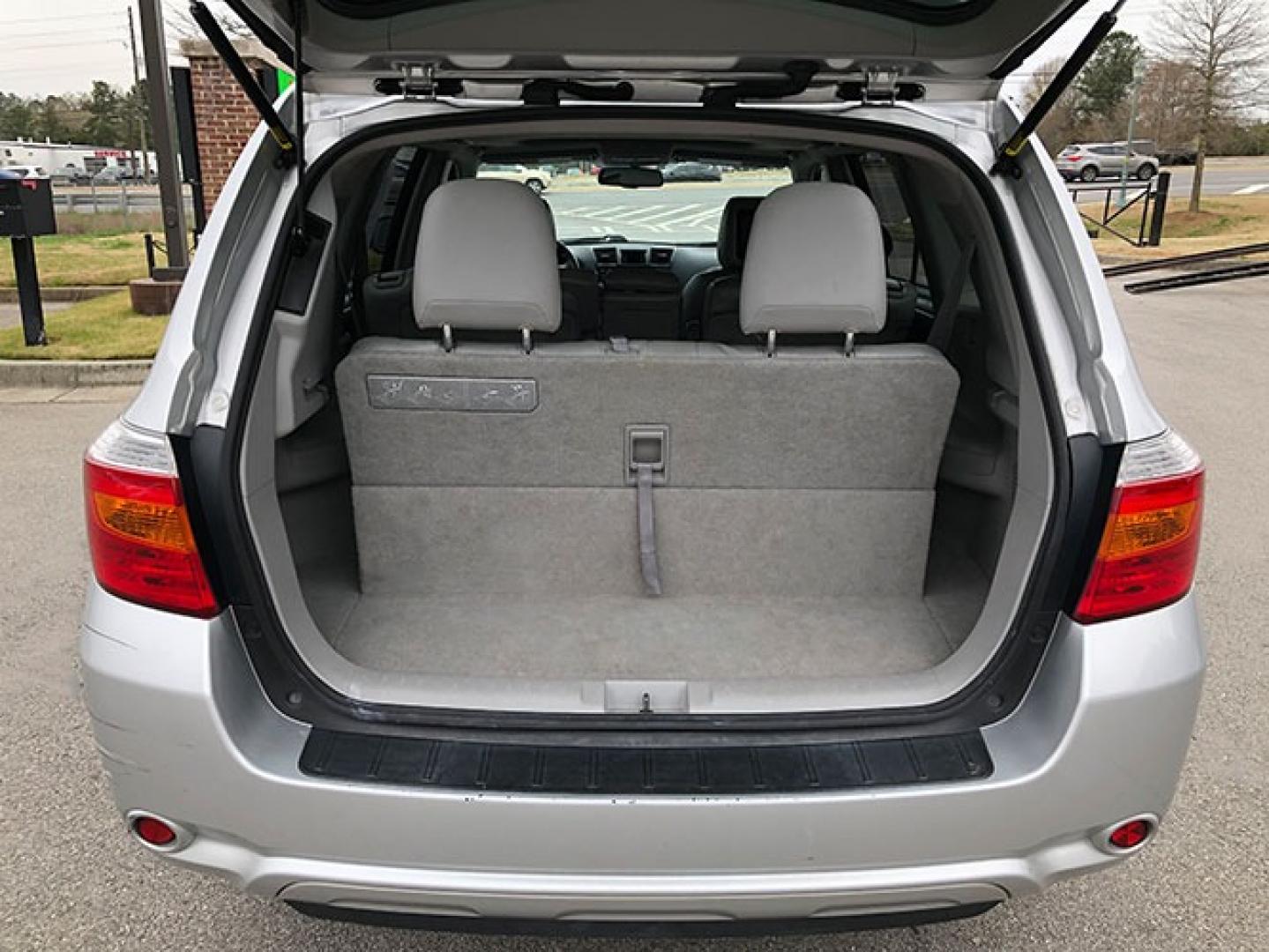 2010 Toyota Highlander Limited 2WD (JTEYK3EH6A2) with an 3.5L V6 DOHC 24V engine, 5-Speed Automatic transmission, located at 7710 Tara Blvd, Jonesboro, GA, 30236, (678) 450-1000, 33.544365, -84.367821 - Photo#6