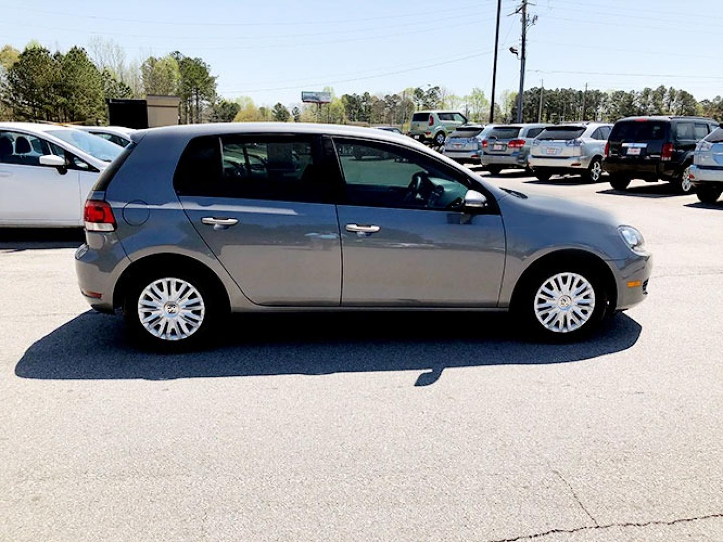 2010 Volkswagen Golf 2.5L 4-Door (WVWDA7AJXAW) with an 2.5L L5 DOHC 20V engine, 6-Speed Automatic transmission, located at 7710 Tara Blvd, Jonesboro, GA, 30236, (678) 450-1000, 33.544365, -84.367821 - Photo#7