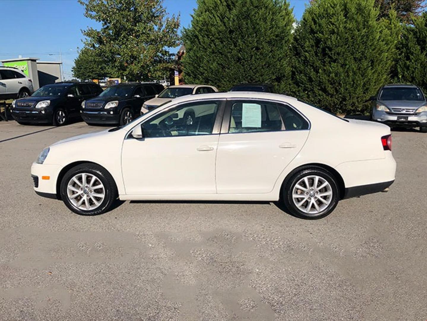 2010 Volkswagen Jetta SE PZEV (3VWRZ7AJ2AM) with an 2.5L L5 DOHC 20V engine, located at 620 Jesse Jewell Pkwy, Gainesville, GA, 30501, (678) 450-1000, 34.305923, -83.809784 - Photo#3