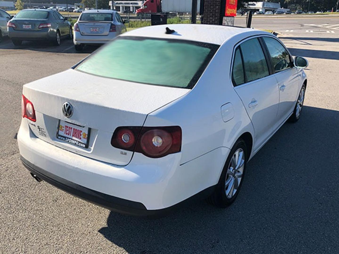 2010 Volkswagen Jetta SE PZEV (3VWRZ7AJ2AM) with an 2.5L L5 DOHC 20V engine, located at 620 Jesse Jewell Pkwy, Gainesville, GA, 30501, (678) 450-1000, 34.305923, -83.809784 - Photo#6