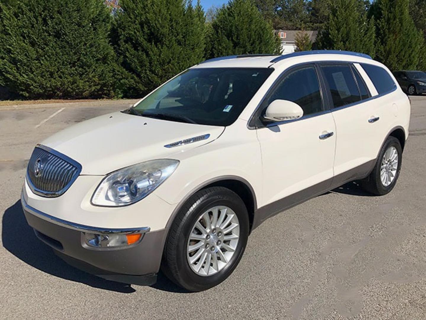 2011 Buick Enclave CX AWD (5GAKVAED7BJ) with an 3.6L V6 DOHC 24V engine, 6-Speed Automatic Overdrive transmission, located at 620 Jesse Jewell Pkwy, Gainesville, GA, 30501, (678) 450-1000, 34.305923, -83.809784 - Photo#2