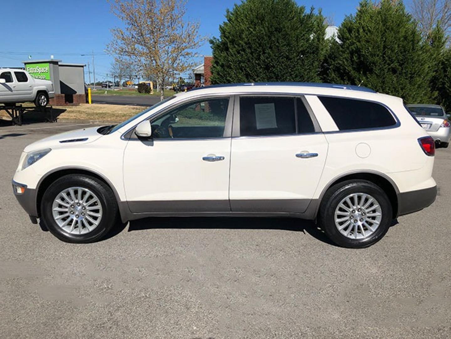 2011 Buick Enclave CX AWD (5GAKVAED7BJ) with an 3.6L V6 DOHC 24V engine, 6-Speed Automatic Overdrive transmission, located at 620 Jesse Jewell Pkwy, Gainesville, GA, 30501, (678) 450-1000, 34.305923, -83.809784 - Photo#3