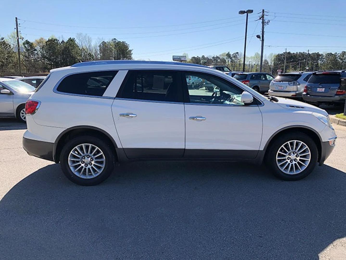 2011 Buick Enclave CX AWD (5GAKVAED7BJ) with an 3.6L V6 DOHC 24V engine, 6-Speed Automatic Overdrive transmission, located at 620 Jesse Jewell Pkwy, Gainesville, GA, 30501, (678) 450-1000, 34.305923, -83.809784 - Photo#8