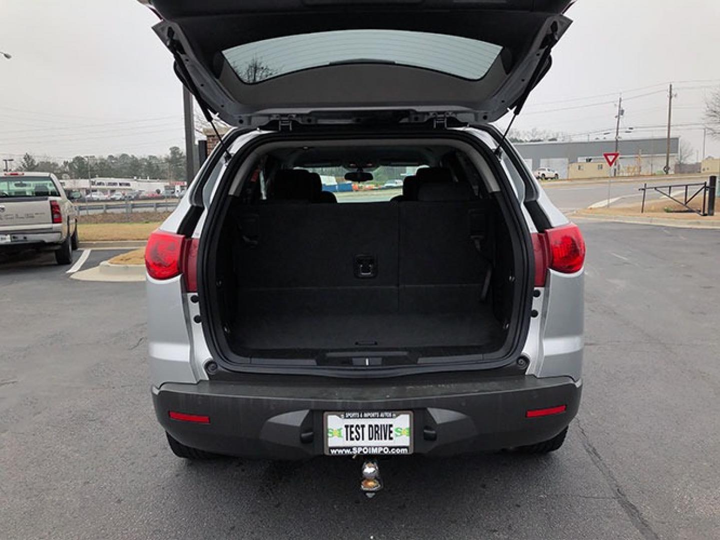 2011 Chevrolet Traverse LT FWD (1GNKRGED4BJ) with an 3.6L V6 DOHC 24V engine, 6-Speed Automatic transmission, located at 7710 Tara Blvd, Jonesboro, GA, 30236, (678) 450-1000, 33.544365, -84.367821 - Photo#6