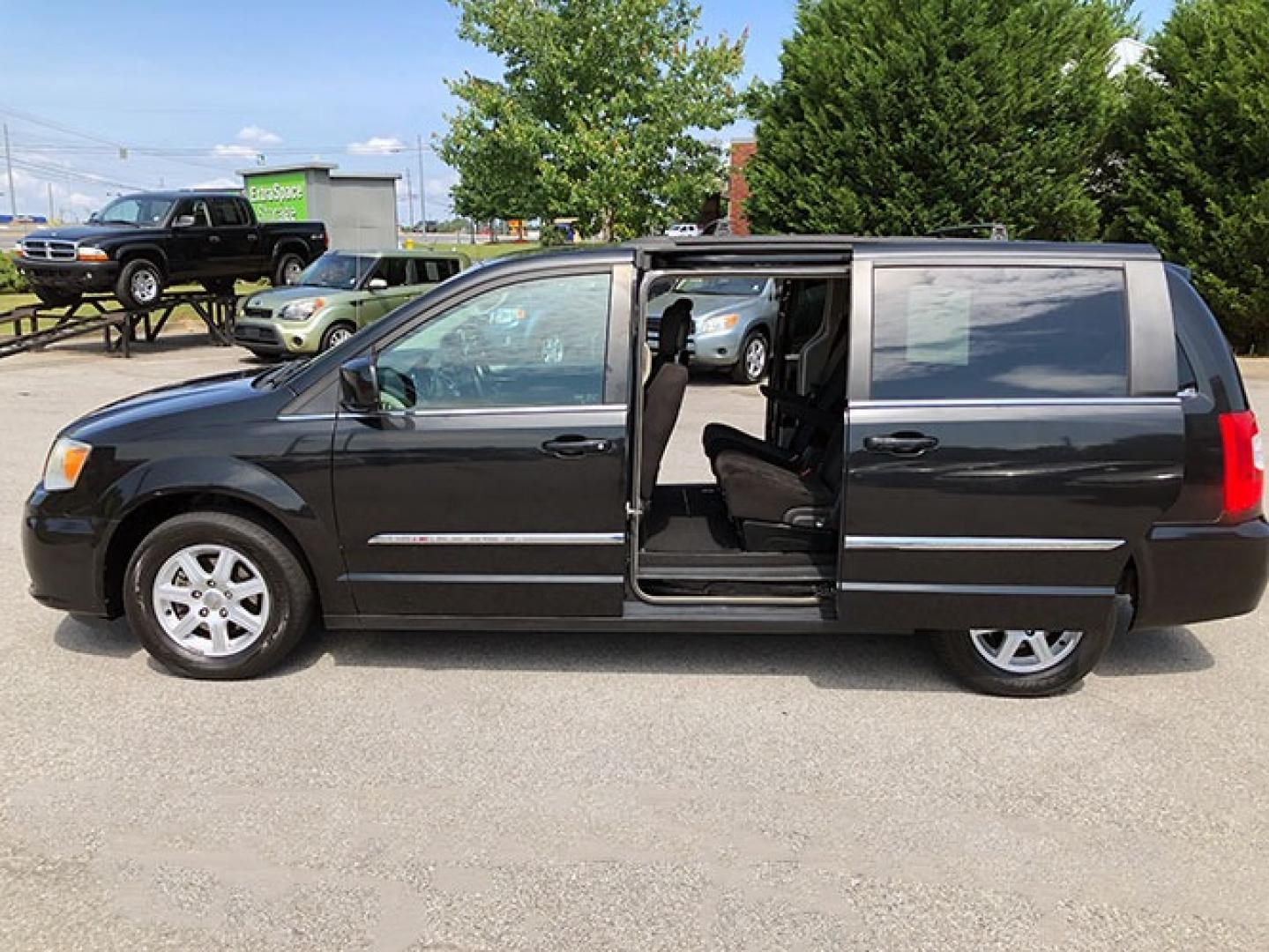 2011 Chrysler Town and Country Touring (2A4RR5DGXBR) with an 3.6L V6 DOHC 24V engine, 6-Speed Automatic transmission, located at 7710 Tara Blvd, Jonesboro, GA, 30236, (678) 450-1000, 33.544365, -84.367821 - Photo#9