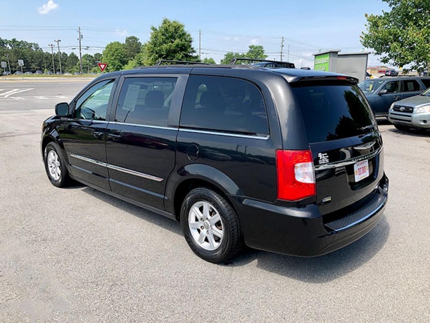 2011 Chrysler Town and Country Touring (2A4RR5DGXBR) with an 3.6L V6 DOHC 24V engine, 6-Speed Automatic transmission, located at 7710 Tara Blvd, Jonesboro, GA, 30236, (678) 450-1000, 33.544365, -84.367821 - Photo#3