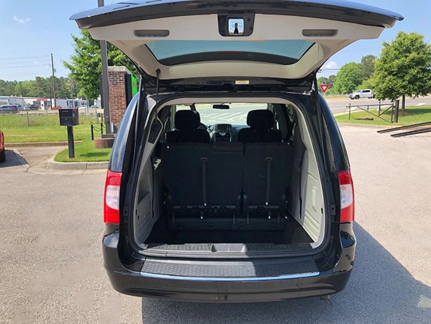 2011 Chrysler Town and Country Touring (2A4RR5DGXBR) with an 3.6L V6 DOHC 24V engine, 6-Speed Automatic transmission, located at 7710 Tara Blvd, Jonesboro, GA, 30236, (678) 450-1000, 33.544365, -84.367821 - Photo#6