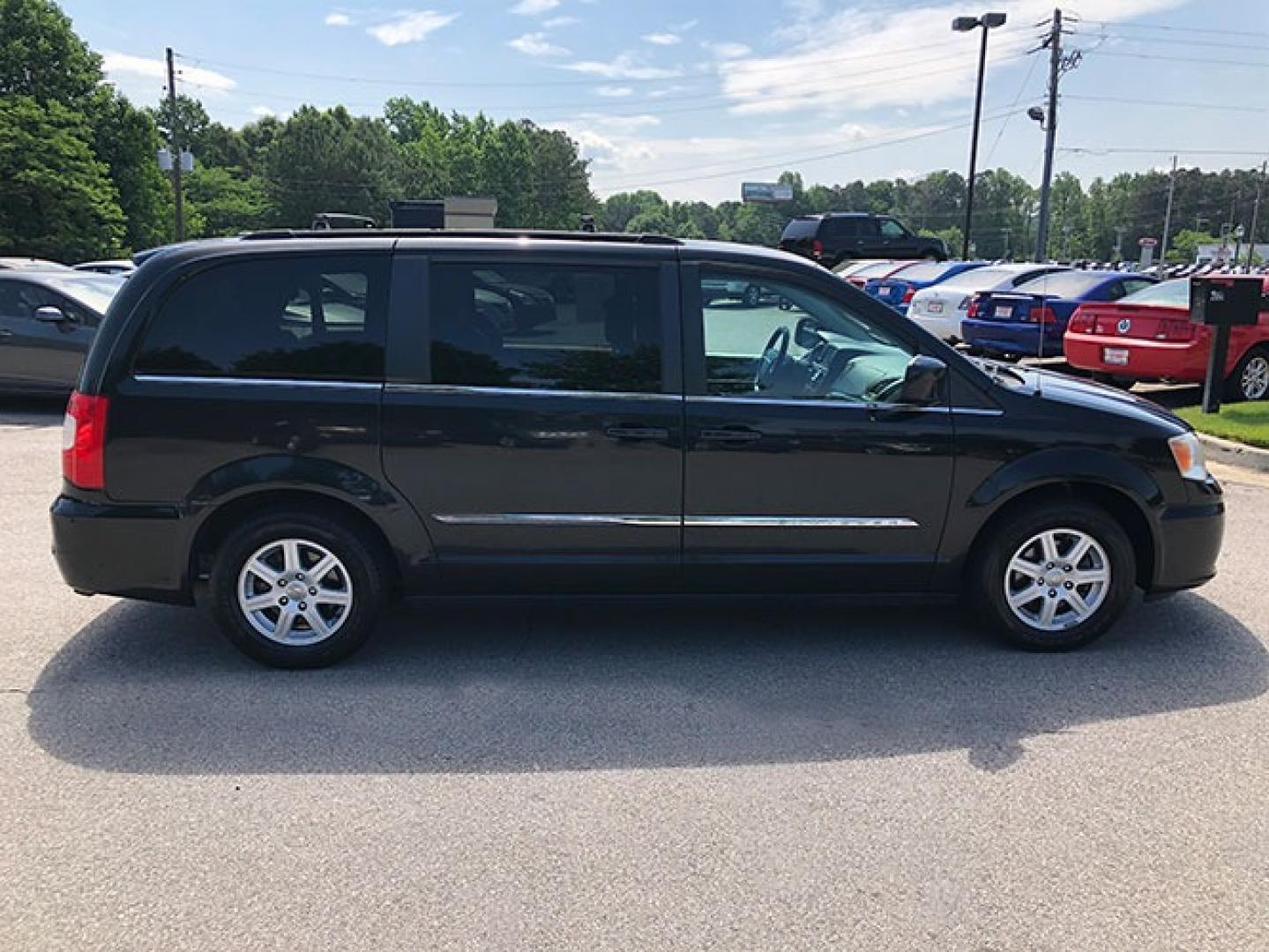 2011 Chrysler Town and Country Touring (2A4RR5DGXBR) with an 3.6L V6 DOHC 24V engine, 6-Speed Automatic transmission, located at 7710 Tara Blvd, Jonesboro, GA, 30236, (678) 450-1000, 33.544365, -84.367821 - Photo#8