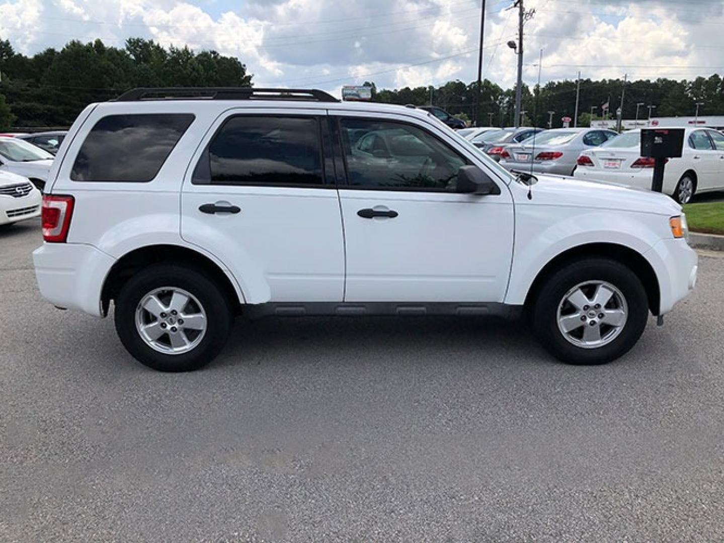 2011 Ford Escape XLT FWD (1FMCU0D77BK) with an 2.5L L4 DOHC 16V engine, 6-Speed Automatic transmission, located at 620 Jesse Jewell Pkwy, Gainesville, GA, 30501, (678) 450-1000, 34.305923, -83.809784 - Photo#9