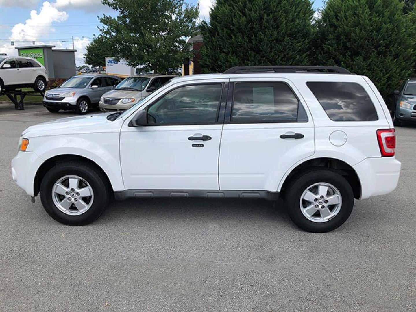 2011 Ford Escape XLT FWD (1FMCU0D77BK) with an 2.5L L4 DOHC 16V engine, 6-Speed Automatic transmission, located at 620 Jesse Jewell Pkwy, Gainesville, GA, 30501, (678) 450-1000, 34.305923, -83.809784 - Photo#3