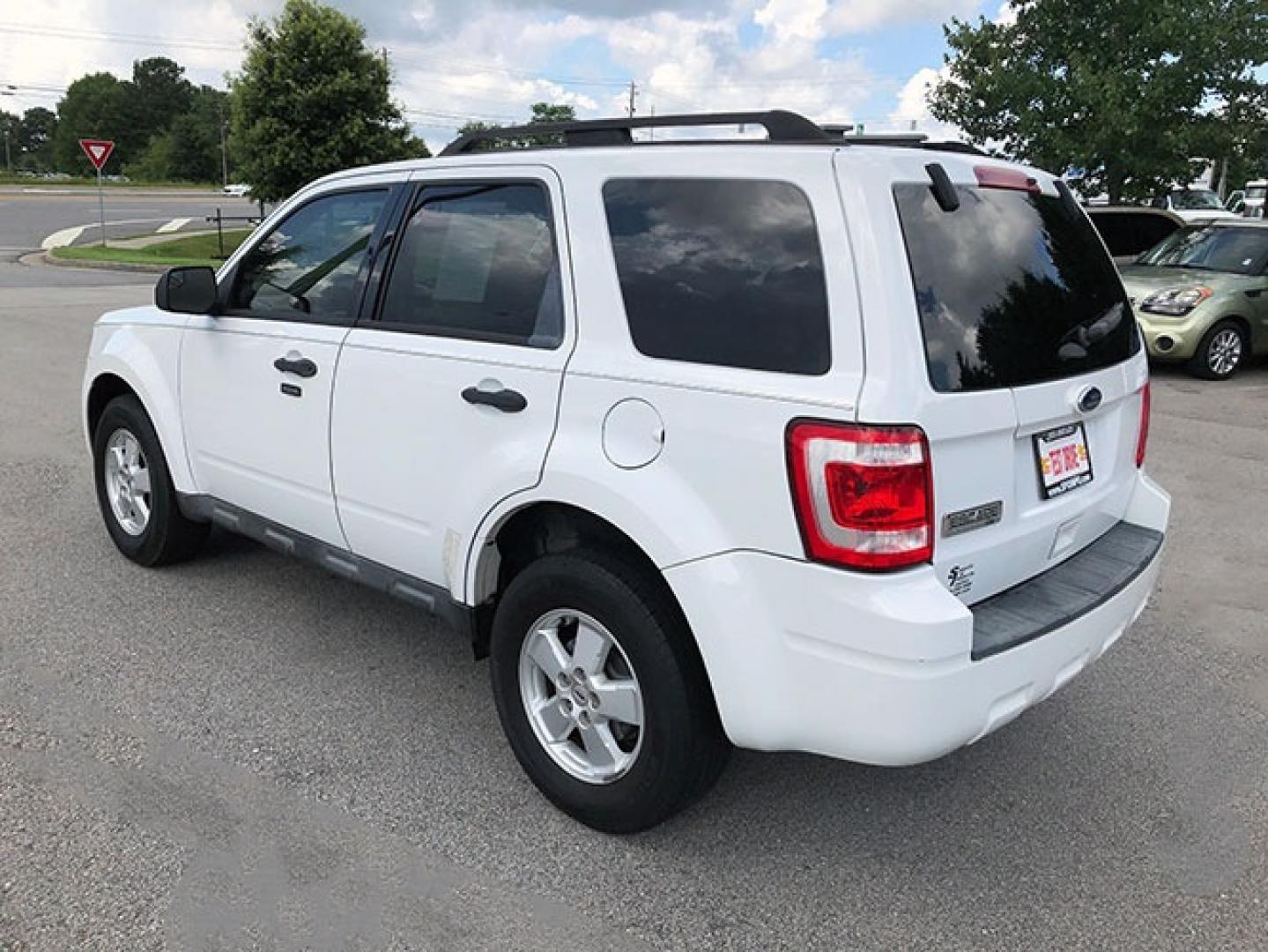 2011 Ford Escape XLT FWD (1FMCU0D77BK) with an 2.5L L4 DOHC 16V engine, 6-Speed Automatic transmission, located at 620 Jesse Jewell Pkwy, Gainesville, GA, 30501, (678) 450-1000, 34.305923, -83.809784 - Photo#4