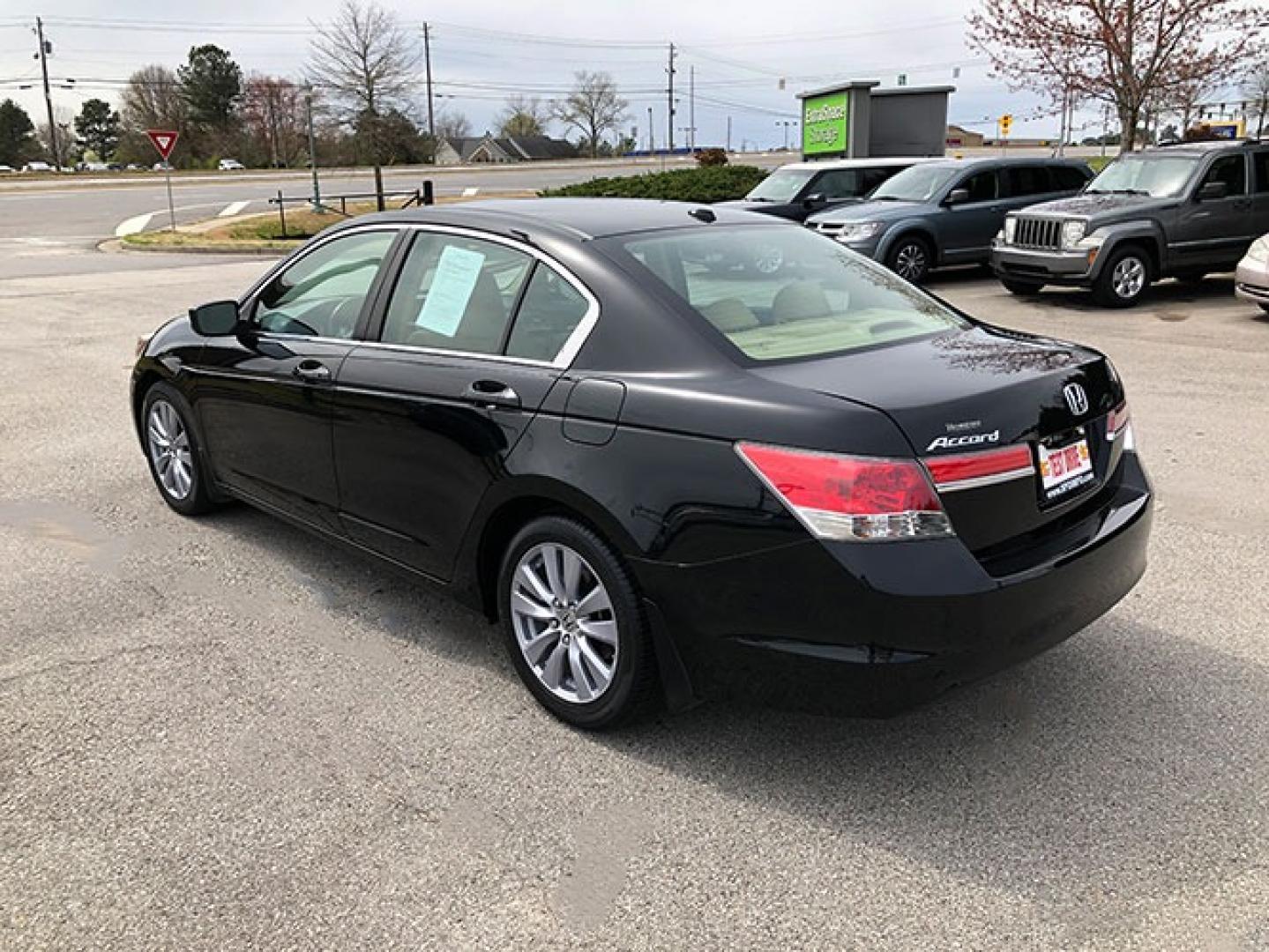 2011 Honda Accord EX-L Sedan AT (1HGCP2F80BA) with an 2.4L L4 DOHC 16V engine, 5-Speed Automatic transmission, located at 620 Jesse Jewell Pkwy, Gainesville, GA, 30501, (678) 450-1000, 34.305923, -83.809784 - Photo#4