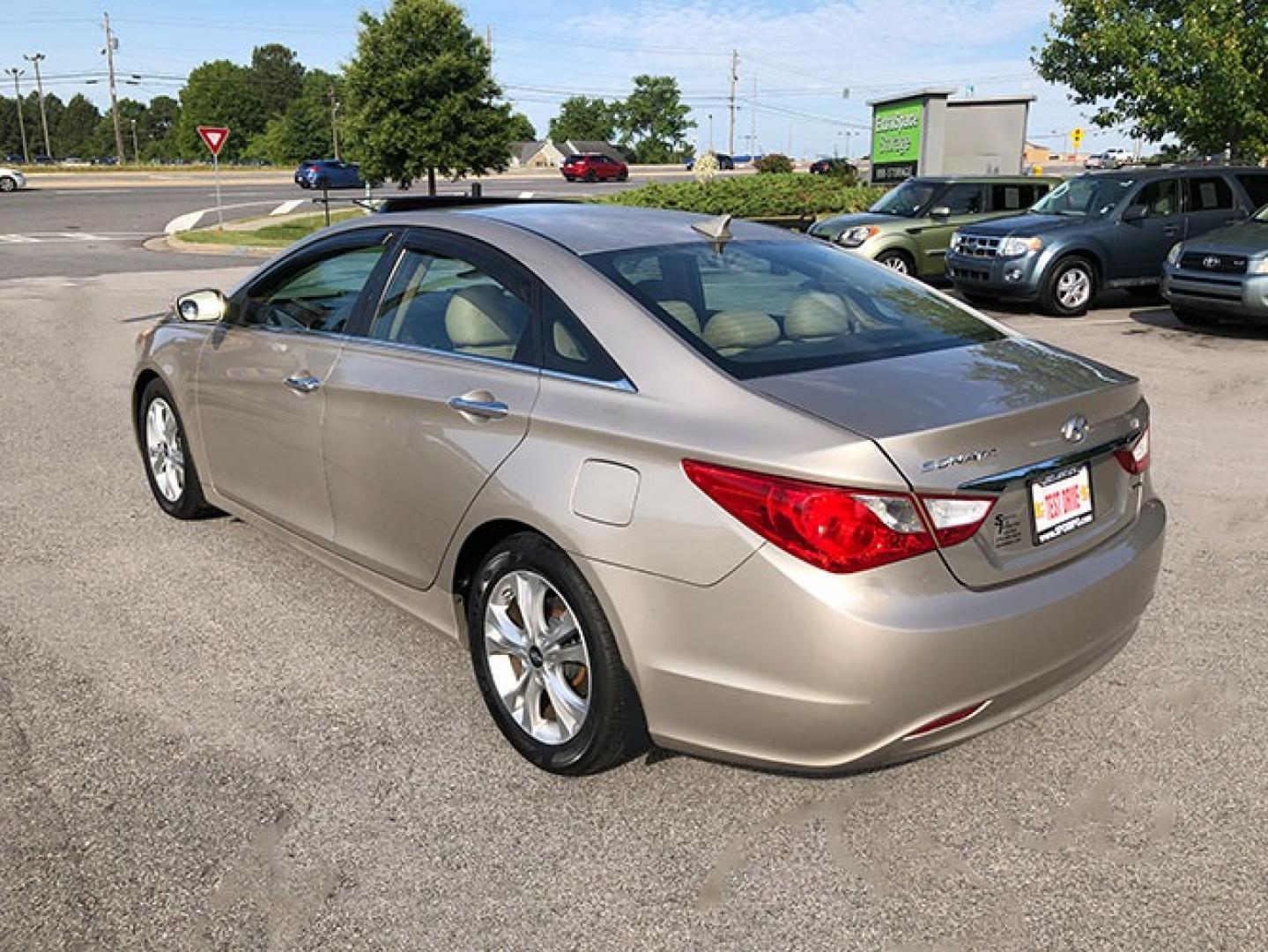 2011 Hyundai Sonata Limited Auto (5NPEC4AC2BH) with an 2.4L L4 DOHC 16V engine, 5-Speed Automatic transmission, located at 7710 Tara Blvd, Jonesboro, GA, 30236, (678) 450-1000, 33.544365, -84.367821 - Photo#2