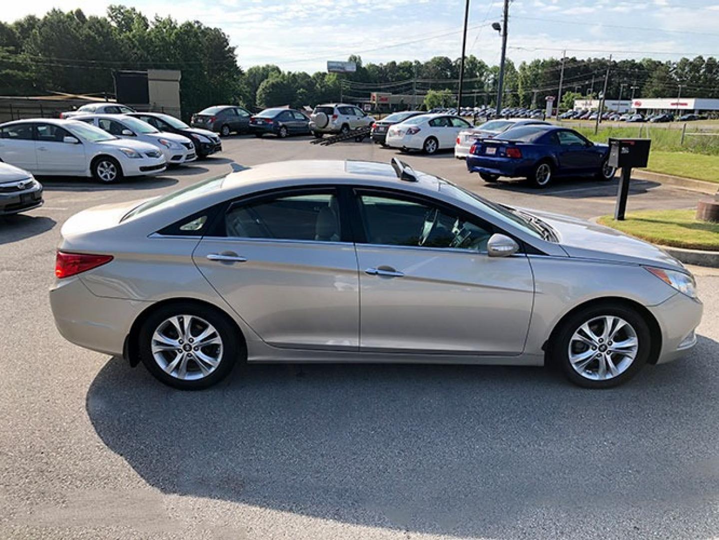 2011 Hyundai Sonata Limited Auto (5NPEC4AC2BH) with an 2.4L L4 DOHC 16V engine, 5-Speed Automatic transmission, located at 7710 Tara Blvd, Jonesboro, GA, 30236, (678) 450-1000, 33.544365, -84.367821 - Photo#5