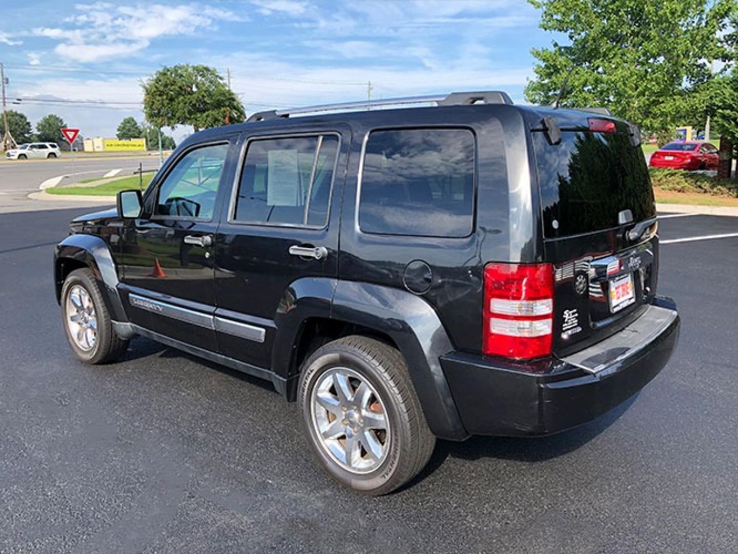 2011 Jeep Liberty Limited 2WD (1J4PP5GK3BW) with an 3.7L V6 SOHC 12V engine, 4-Speed Automatic transmission, located at 7710 Tara Blvd, Jonesboro, GA, 30236, (678) 450-1000, 33.544365, -84.367821 - Photo#4