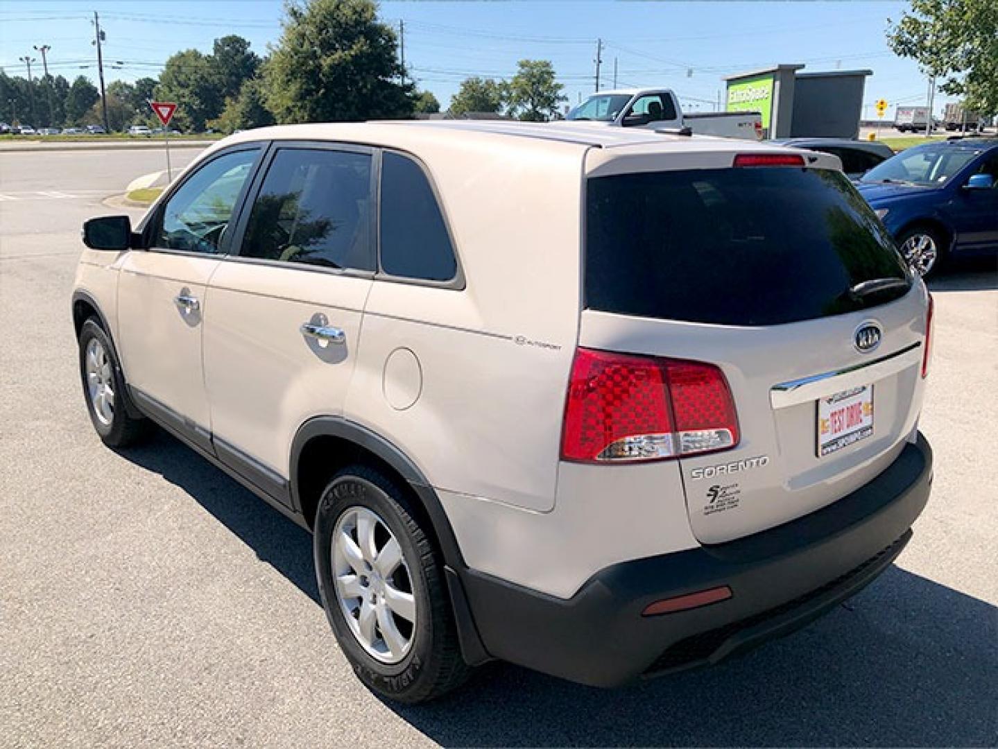 2011 Kia Sorento LX 2WD (5XYKT3A16BG) with an 2.4L L4 DOHC 16V engine, 6-Speed Automatic transmission, located at 7710 Tara Blvd, Jonesboro, GA, 30236, (678) 450-1000, 33.544365, -84.367821 - Photo#4