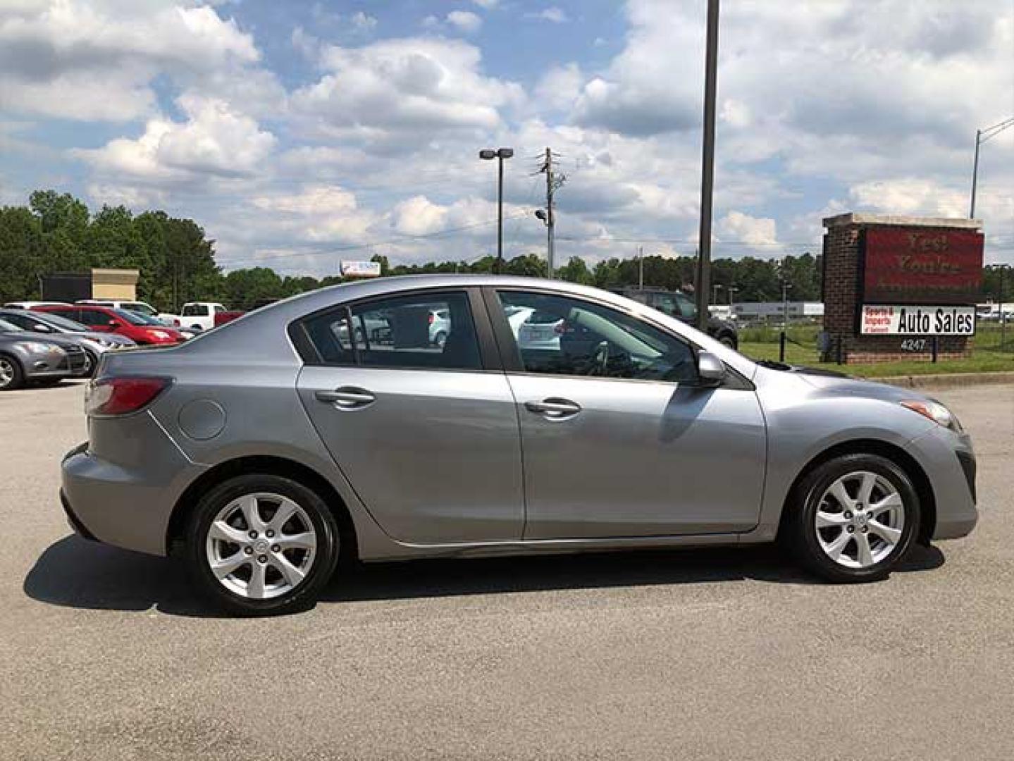 2011 Mazda MAZDA3 i Touring 4-Door (JM1BL1VF3B1) with an 2.0L L4 DOHC 16V engine, located at 620 Jesse Jewell Pkwy, Gainesville, GA, 30501, (678) 450-1000, 34.305923, -83.809784 - Photo#4