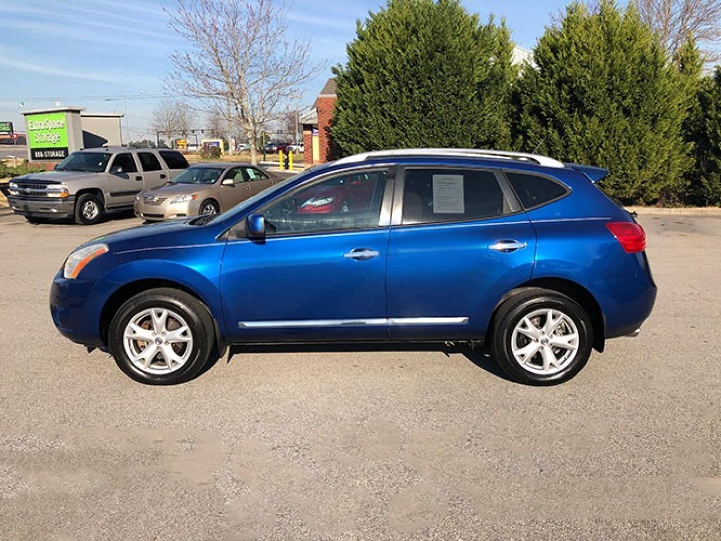 2011 Nissan Rogue S 2WD (JN8AS5MT7BW) with an 2.5L L4 DOHC 16V engine, CVT transmission, located at 620 Jesse Jewell Pkwy, Gainesville, GA, 30501, (678) 450-1000, 34.305923, -83.809784 - Photo#3