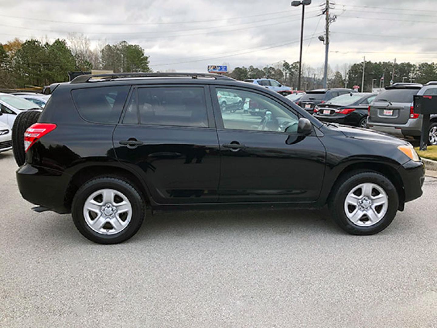 2011 Toyota RAV4 Base I4 2WD (JTMZF4DV5B5) with an 2.4L L4 DOHC 16V engine, 4-Speed Automatic transmission, located at 620 Jesse Jewell Pkwy, Gainesville, GA, 30501, (678) 450-1000, 34.305923, -83.809784 - Photo#8