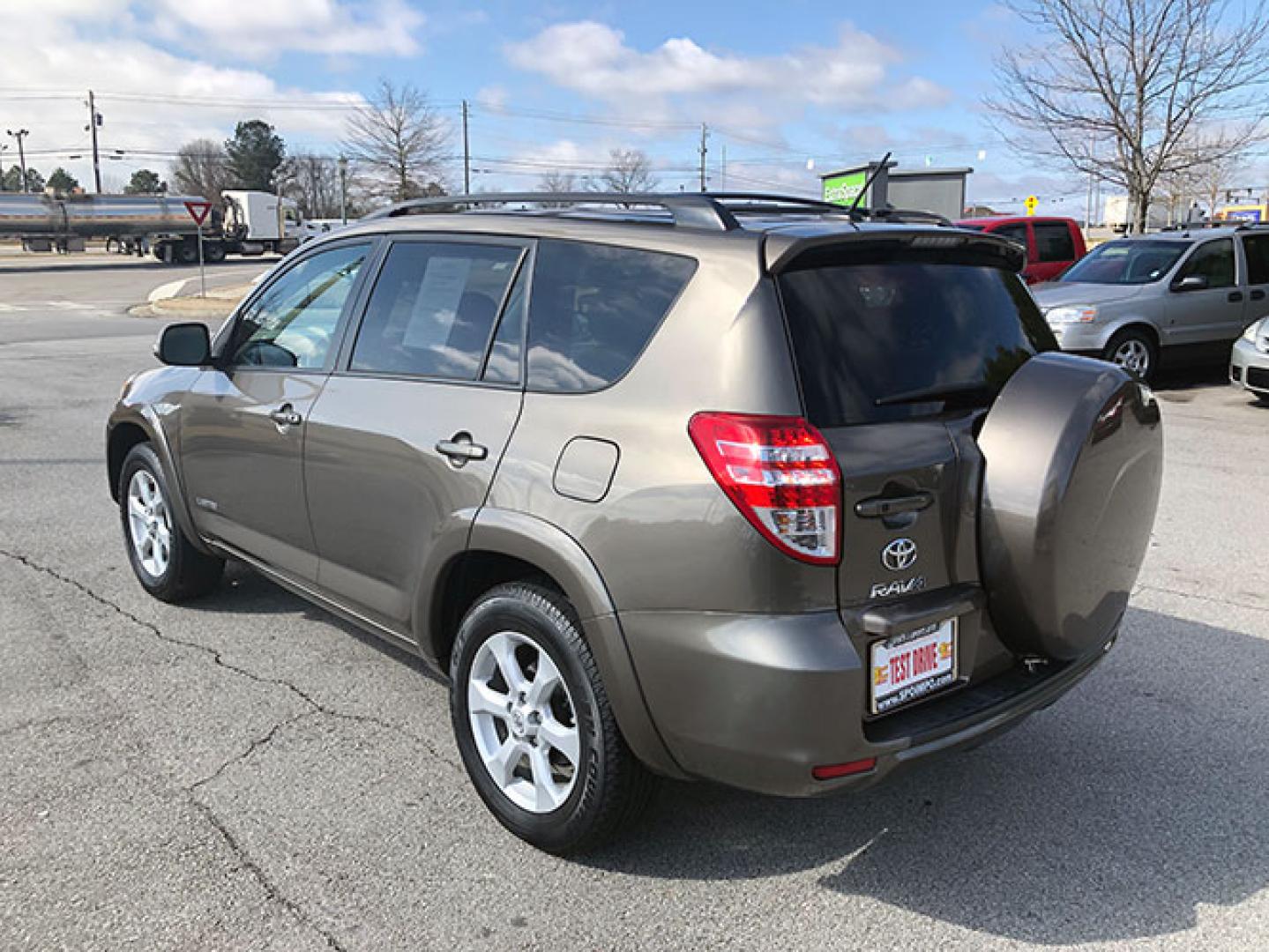 2011 Toyota RAV4 Limited I4 2WD (2T3YF4DV9BW) with an 2.4L L4 DOHC 16V engine, 4-Speed Automatic transmission, located at 620 Jesse Jewell Pkwy, Gainesville, GA, 30501, (678) 450-1000, 34.305923, -83.809784 - Photo#4