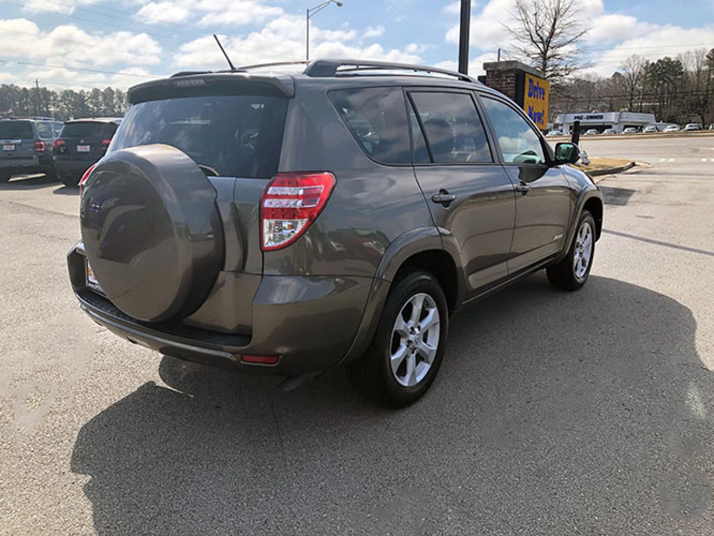 2011 Toyota RAV4 Limited I4 2WD (2T3YF4DV9BW) with an 2.4L L4 DOHC 16V engine, 4-Speed Automatic transmission, located at 620 Jesse Jewell Pkwy, Gainesville, GA, 30501, (678) 450-1000, 34.305923, -83.809784 - Photo#7