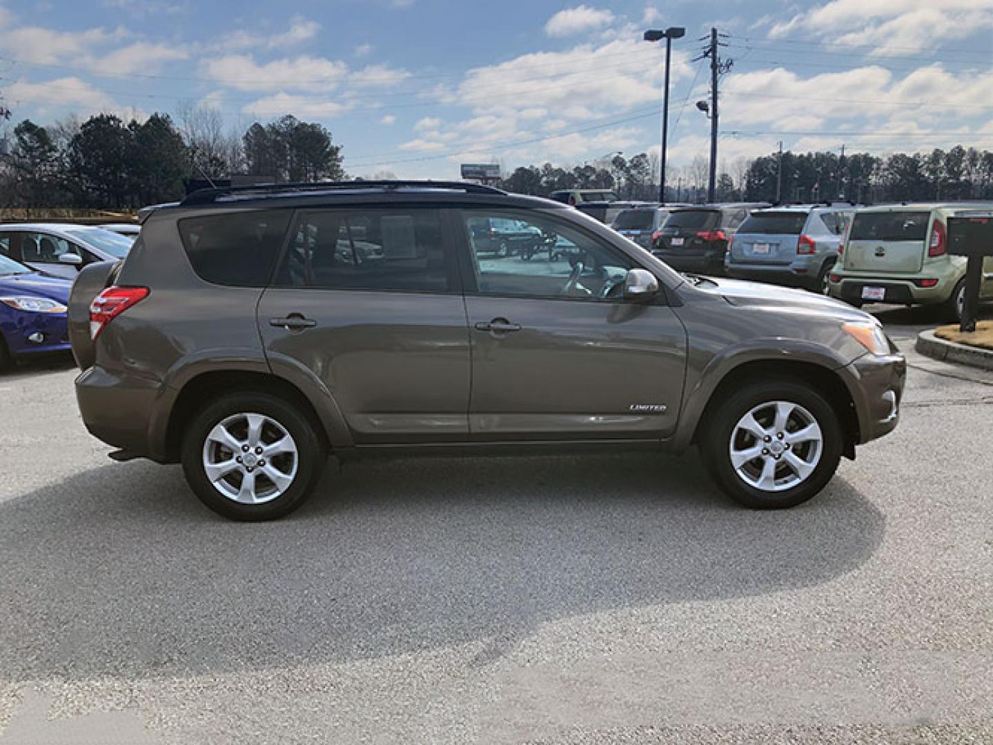 2011 Toyota RAV4 Limited I4 2WD (2T3YF4DV9BW) with an 2.4L L4 DOHC 16V engine, 4-Speed Automatic transmission, located at 620 Jesse Jewell Pkwy, Gainesville, GA, 30501, (678) 450-1000, 34.305923, -83.809784 - Photo#8