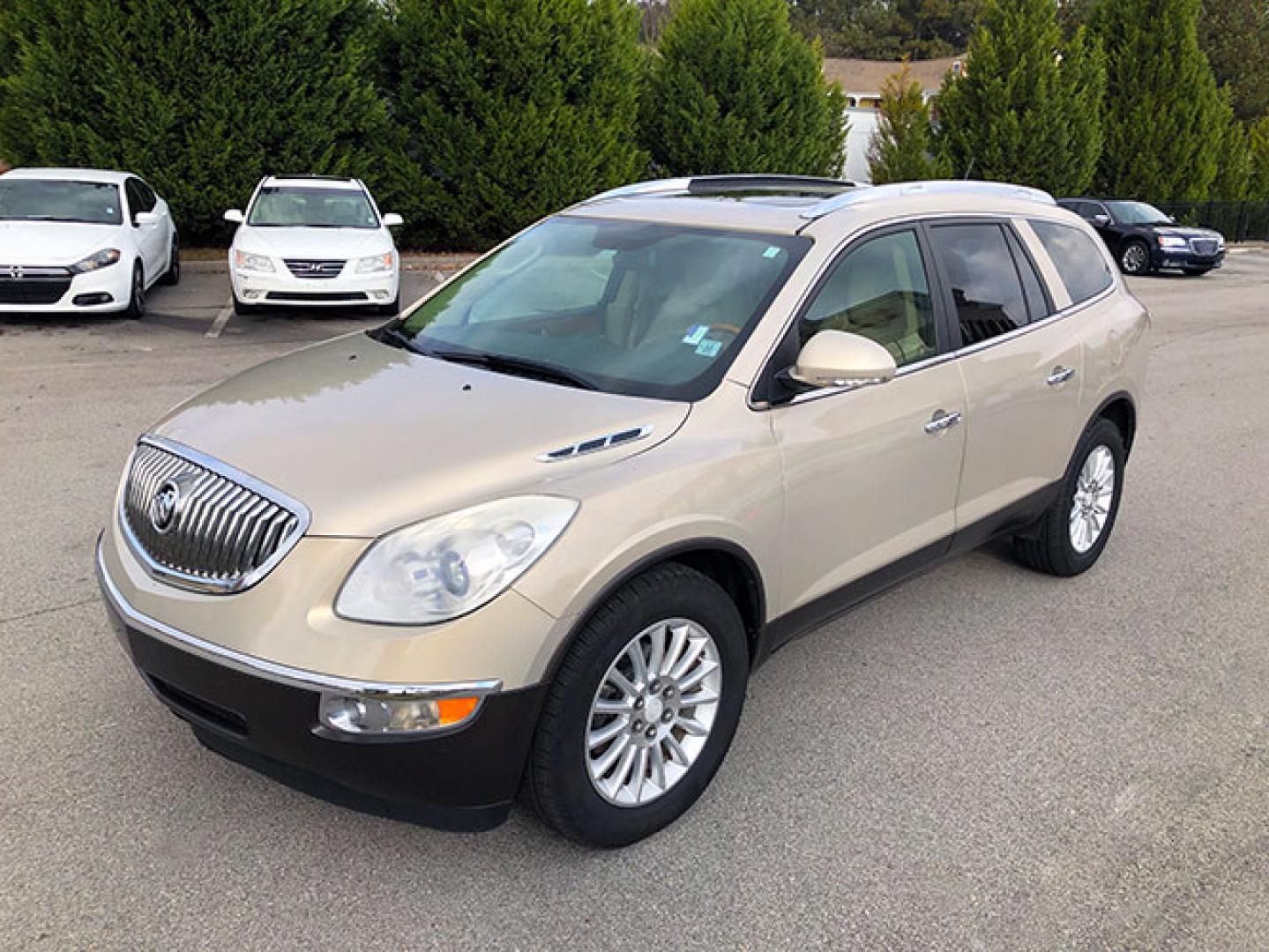 2012 Buick Enclave Leather AWD (5GAKVCED9CJ) with an 3.6L V6 DOHC 24V engine, 6-Speed Automatic Overdrive transmission, located at 620 Jesse Jewell Pkwy, Gainesville, GA, 30501, (678) 450-1000, 34.305923, -83.809784 - Photo#2