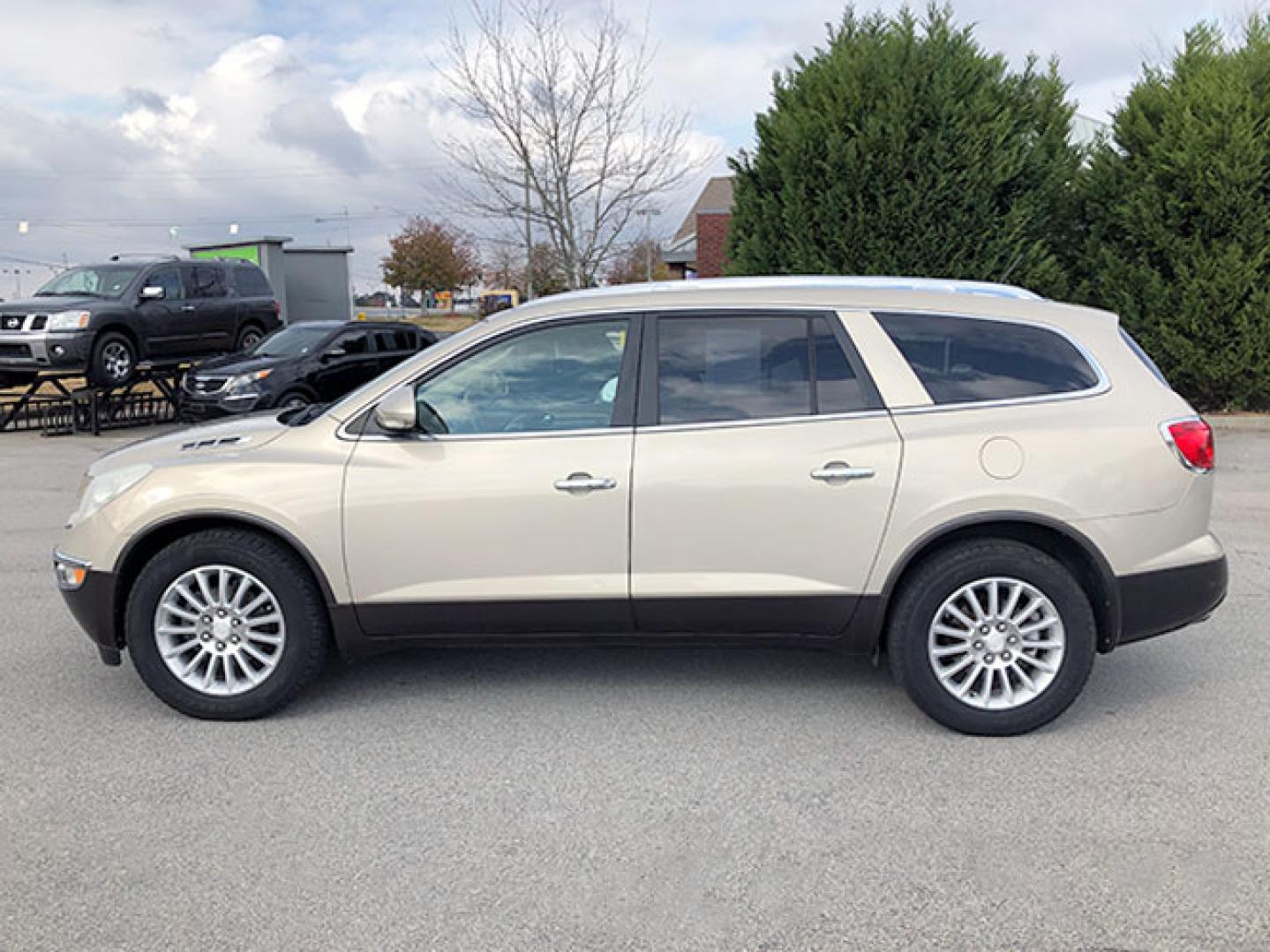 2012 Buick Enclave Leather AWD (5GAKVCED9CJ) with an 3.6L V6 DOHC 24V engine, 6-Speed Automatic Overdrive transmission, located at 620 Jesse Jewell Pkwy, Gainesville, GA, 30501, (678) 450-1000, 34.305923, -83.809784 - Photo#3